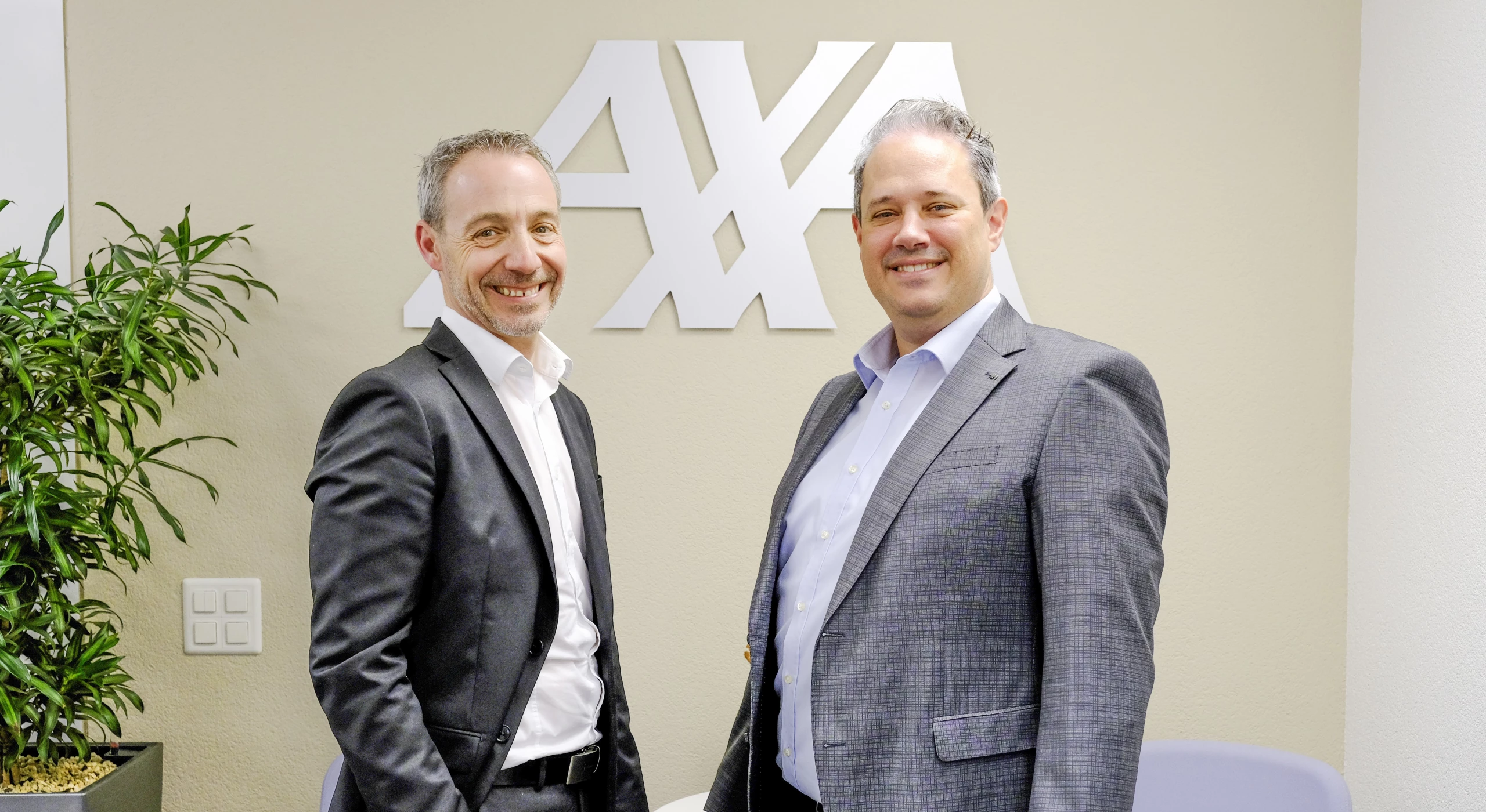 Jörg Freundt (l.) hat die AXA-Filialleitung an Roman Loibl abgegeben.