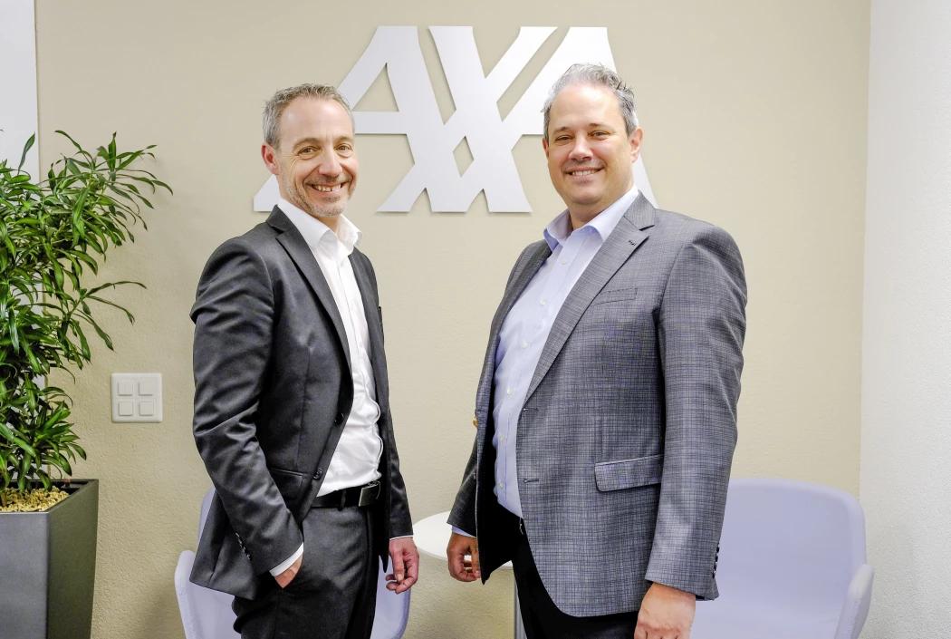 Jörg Freundt (l.) hat die AXA-Filialleitung an Roman Loibl abgegeben.