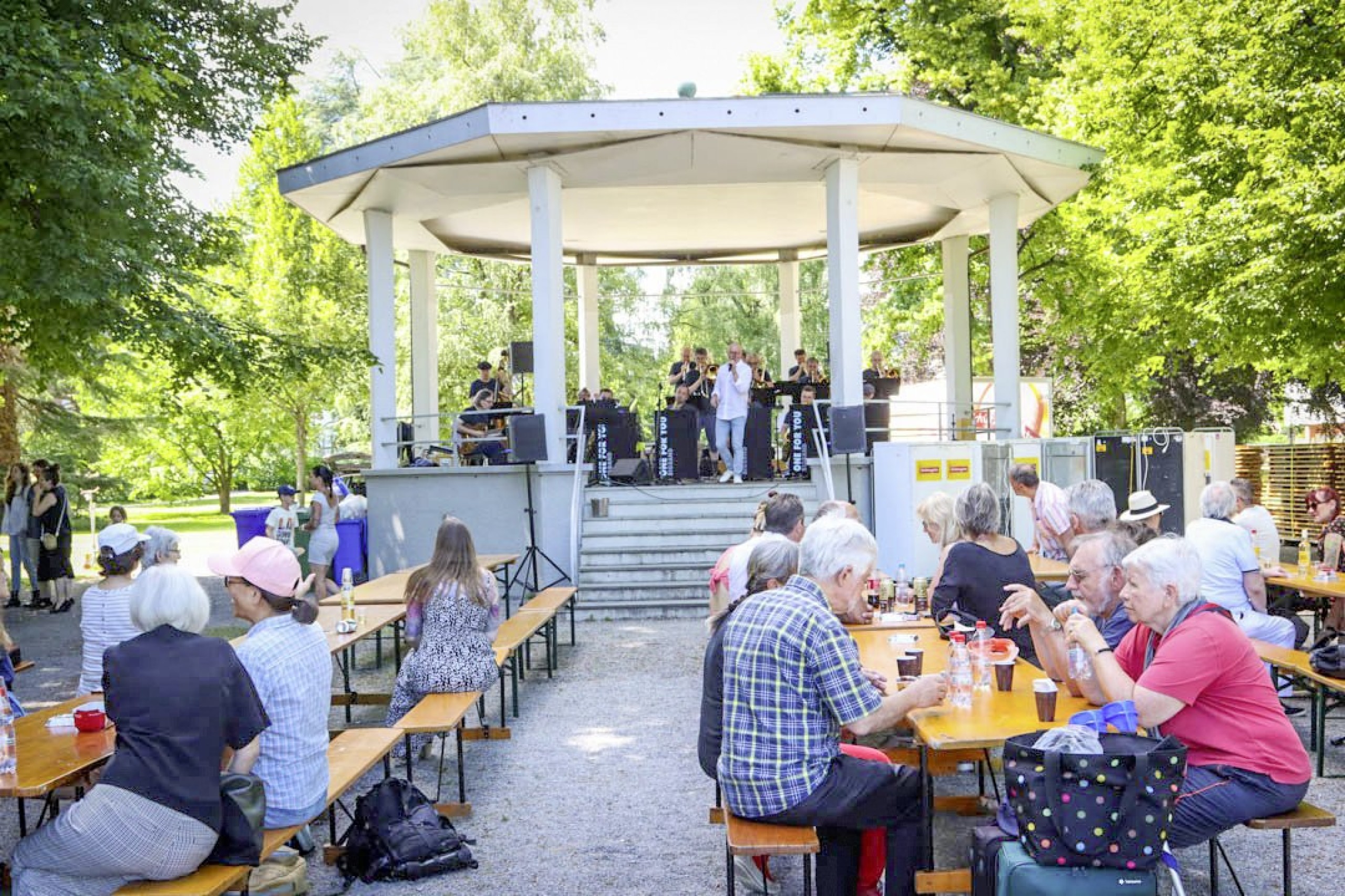 Rund 18 Anlässe finden von Mai bis November im Musikpavillon statt, Vier davon sind Konzerte im Rahmen des «PickNickJazz am See», das dieses Jahr wieder vom Ehepaar Seitler organisiert wird.