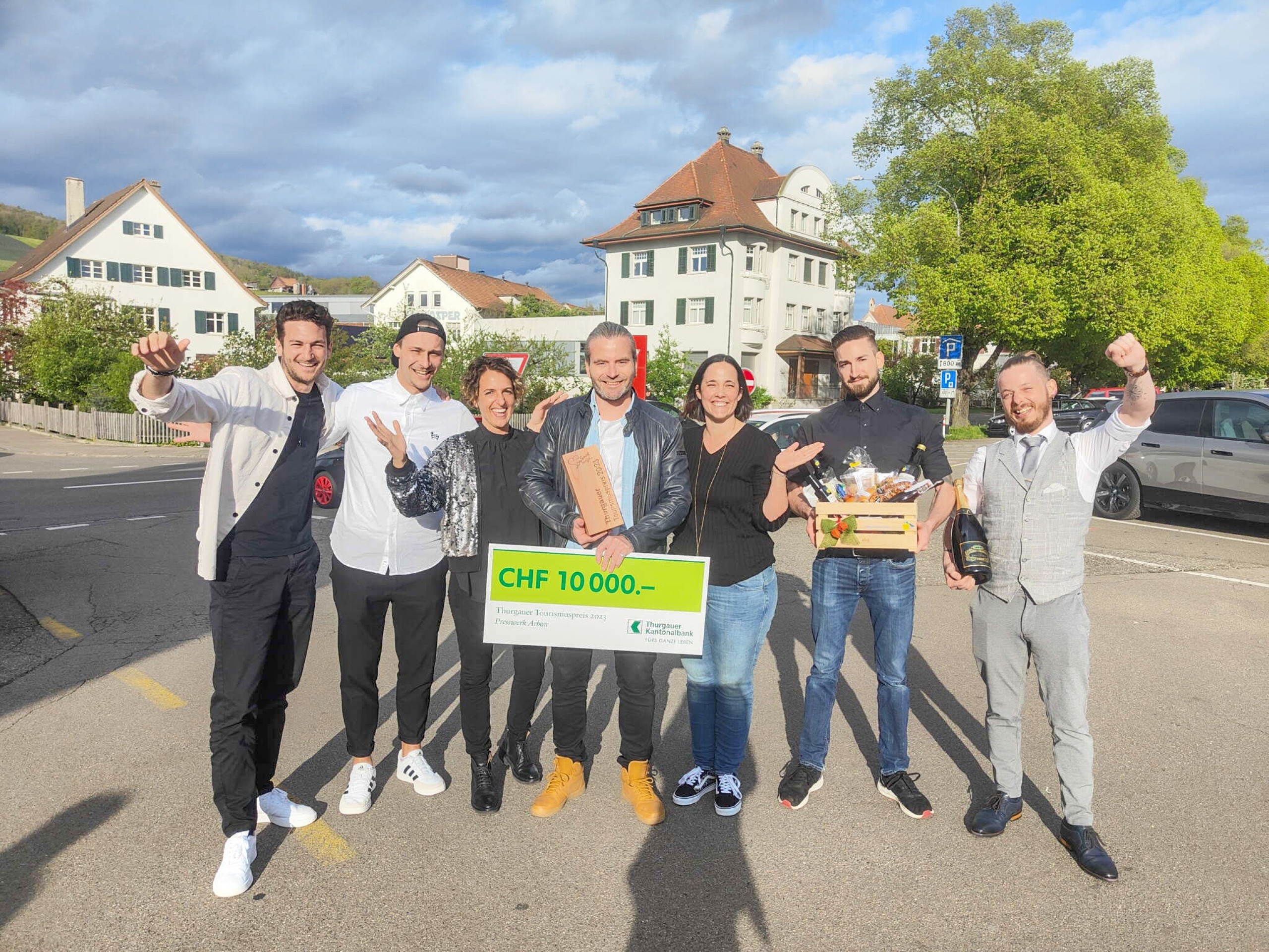 Lukas Gmür (Mitte) und sein Team freuen sich über die Würdigung von Thurgau Tourismus.