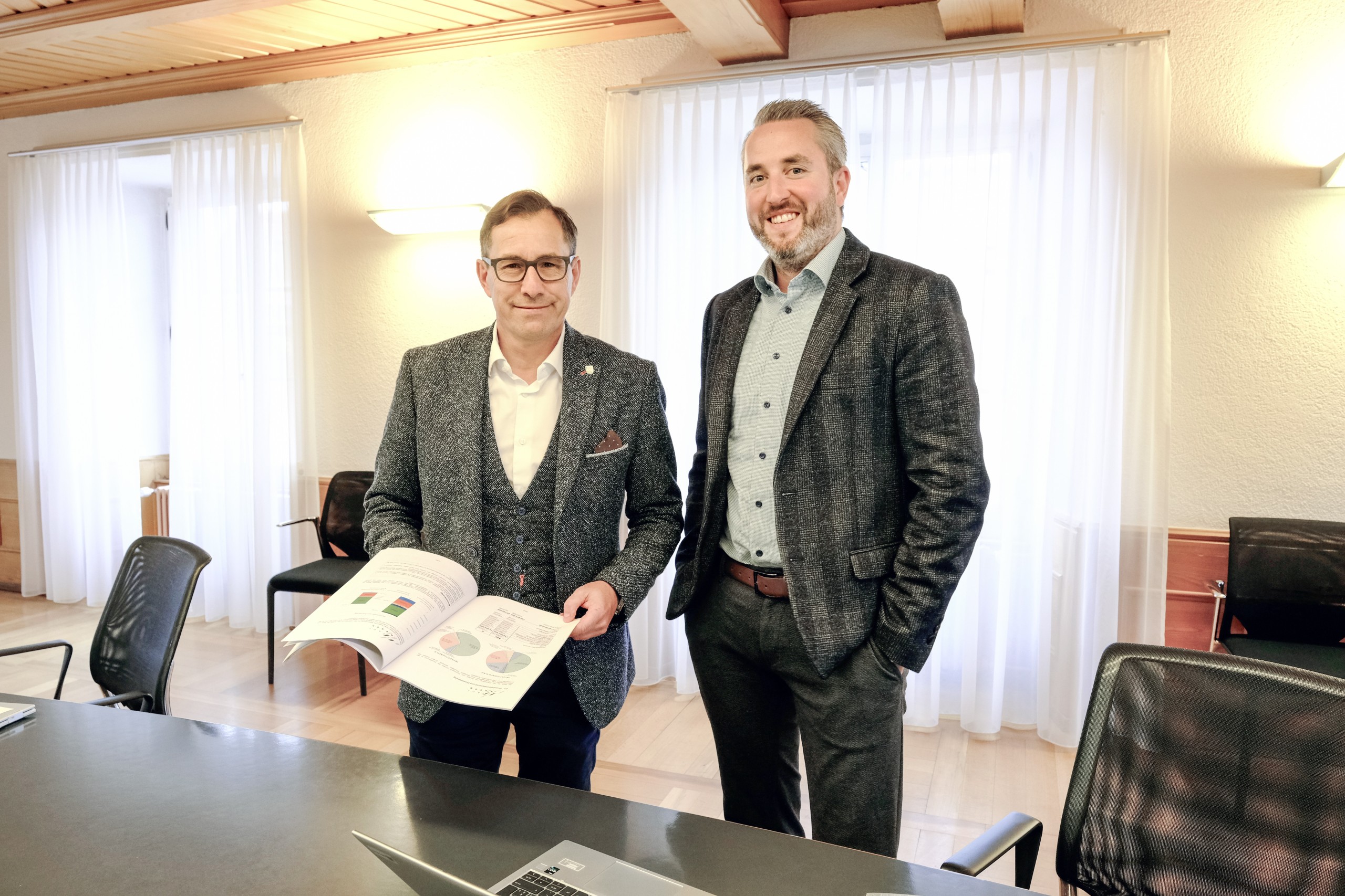 Stadtpräsident René Walther (l.) und Pascal Büchler, Leiter Finanzen der Stadt Arbon sehen vorsichtig optimistisch auf das positive Rechnungsergebnis.