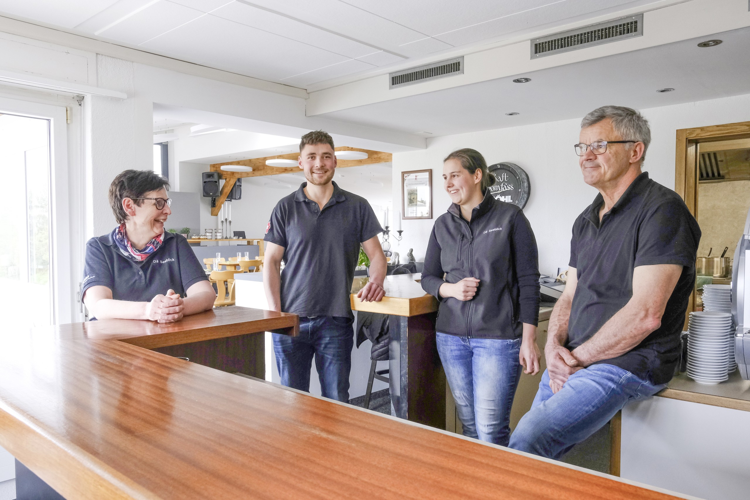 Eine Generation übergibt der nächsten: Die bisherige Wirtin im «dä Seeblick» Rahel Brandes (links) gibt das Restaurant in die Hände ihrer Tochter Karin, während Daniel Brandes (rechts) die Garage Seeblick Brandes an Sohn Andreas abtritt.