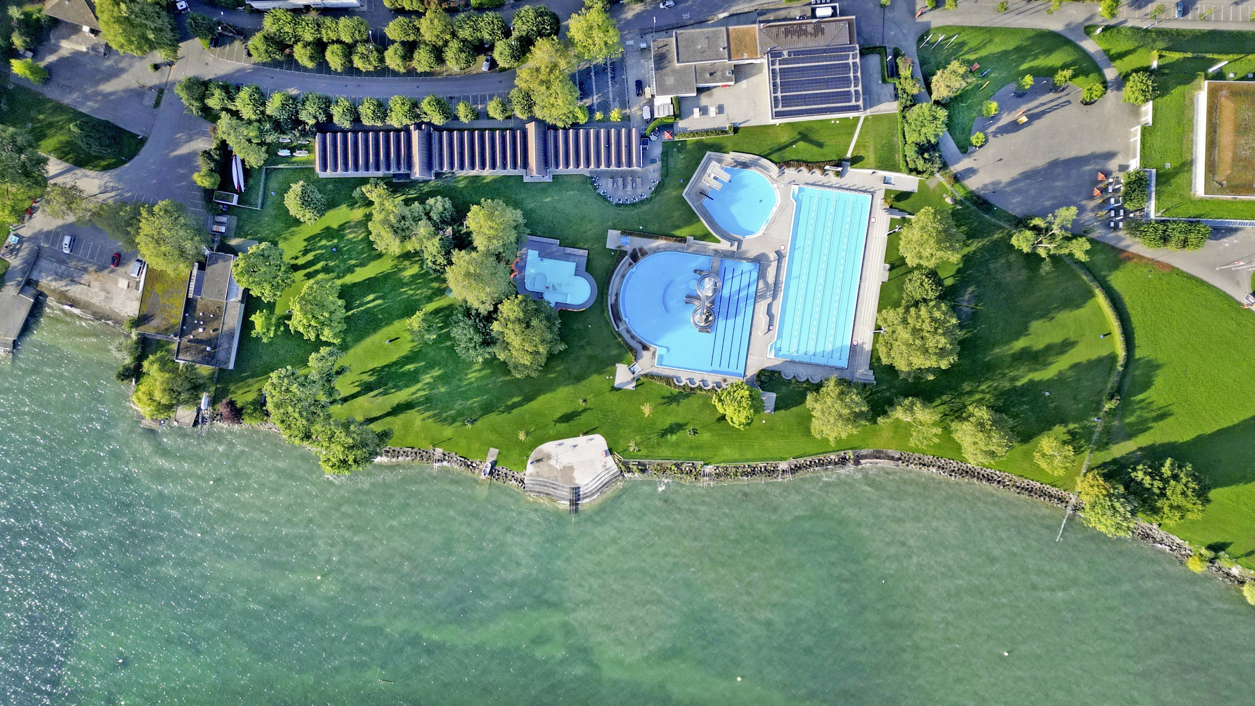 Die Frühschwimmerinnen und -schwimmer geniessen vor allem die Ruhe am Morgen im Schwimmbad Arbon.