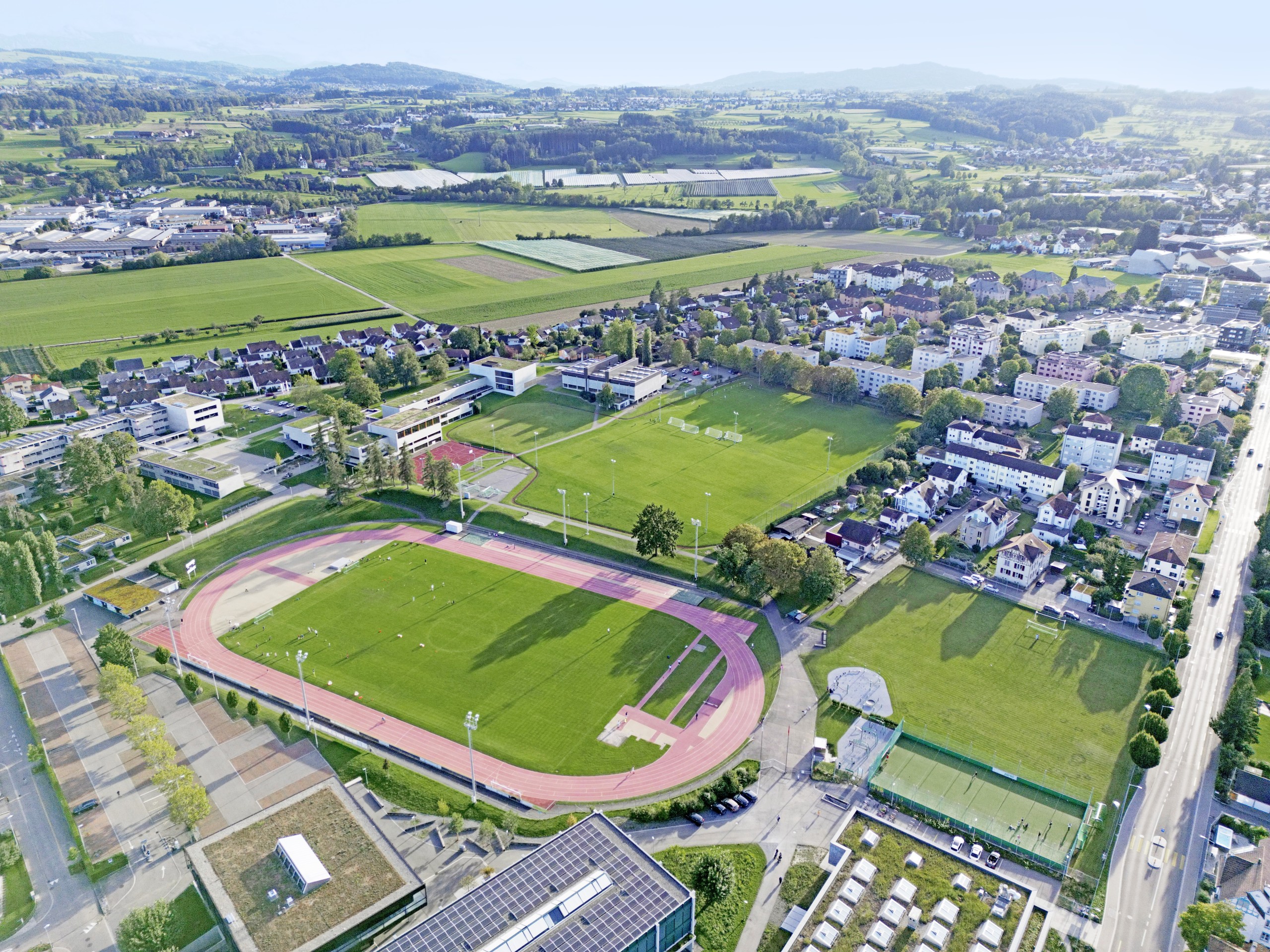 In die erste Sanierungsetappe fällt der Neubau des Kunstrasenspielfeld West, die Sanierung Naturrasenspielfeld Ost und des Korbballfelds sowie Umgebungsarbeiten und die Erneuerung der Beleuchtungsanlage.