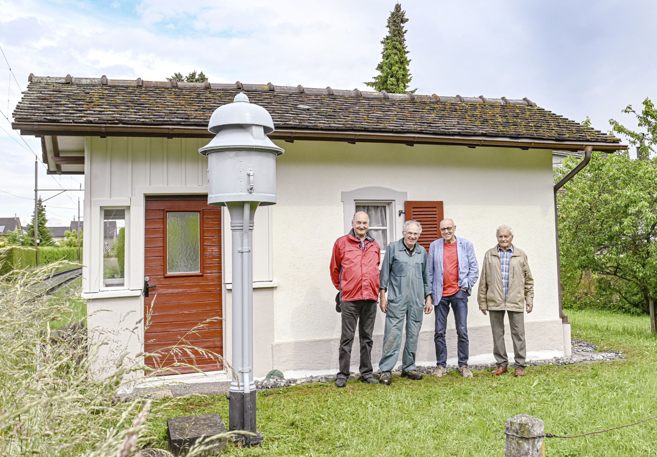 Das alte Bahnwärterhaus ist ein Herzensprojekt von Fritz Heinze. Vor zwölf Jahren organisierte er dessen Sanierung gemeinsam mit dem ehemaligen Gemeindepräsidenten Guido Wüst. «Ich bin genauso leidenschaftlicher ‹Bähnler› wie ich ‹Rösseler› bin und der verlotterte Zustand hat mich gestört», ist seine Begründung für das Engagement. Als seine letzte Amtshandlung hat Heinze zusammen mit Paul Weber, Niklaus Dörig und Kurt Treichler (v.l.) das Haus diesen Frühling noch einmal aufpoliert und beginnt dort morgen Samstag um 14 Uhr seine Abschiedsfeier, bevor in den «Gartenhof» disloziert wird.