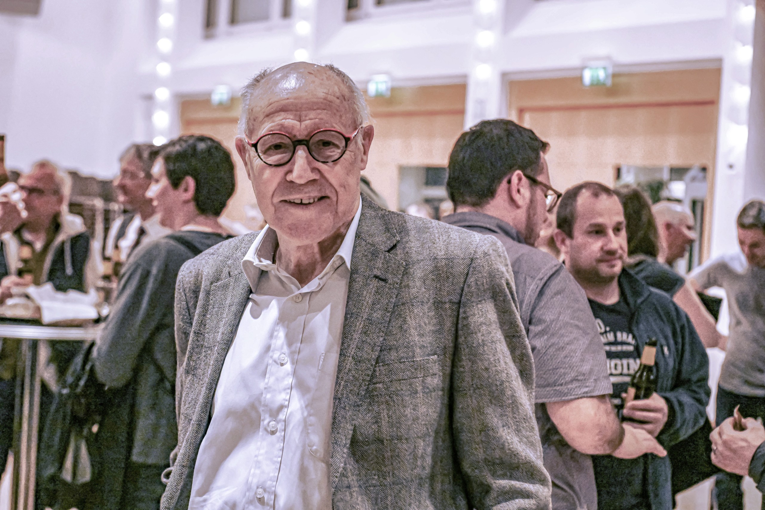 Fritz Heinze im Steinacher Gemeindesaal, seiner zweiten Heimat, wie er es nennt. Bis zu dreimal pro Woche war er dort anzutreffen. «Von der Tanzveranstaltung bis zur Gemeindeversammlung habe ich dort alles fotografiert.»