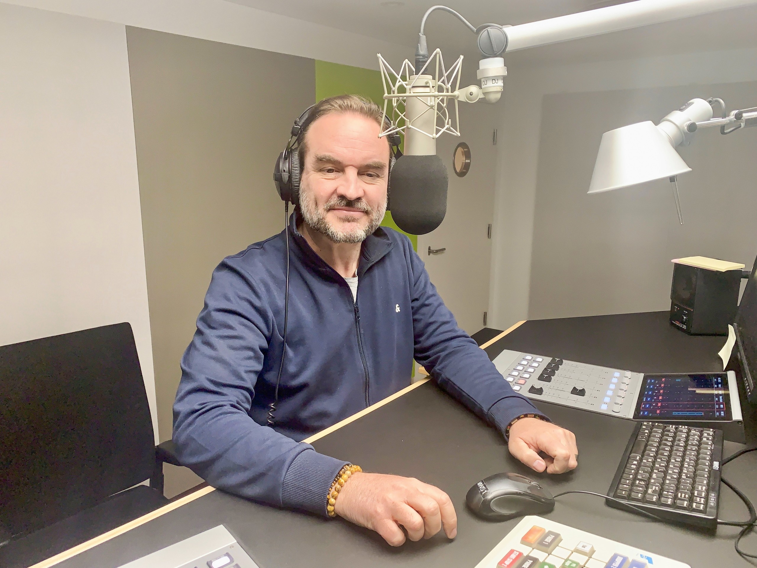 Sascha Zürcher moderiert aus dem St. Galler Studio das Regionaljournal Ostschweiz auf Radio SRF.