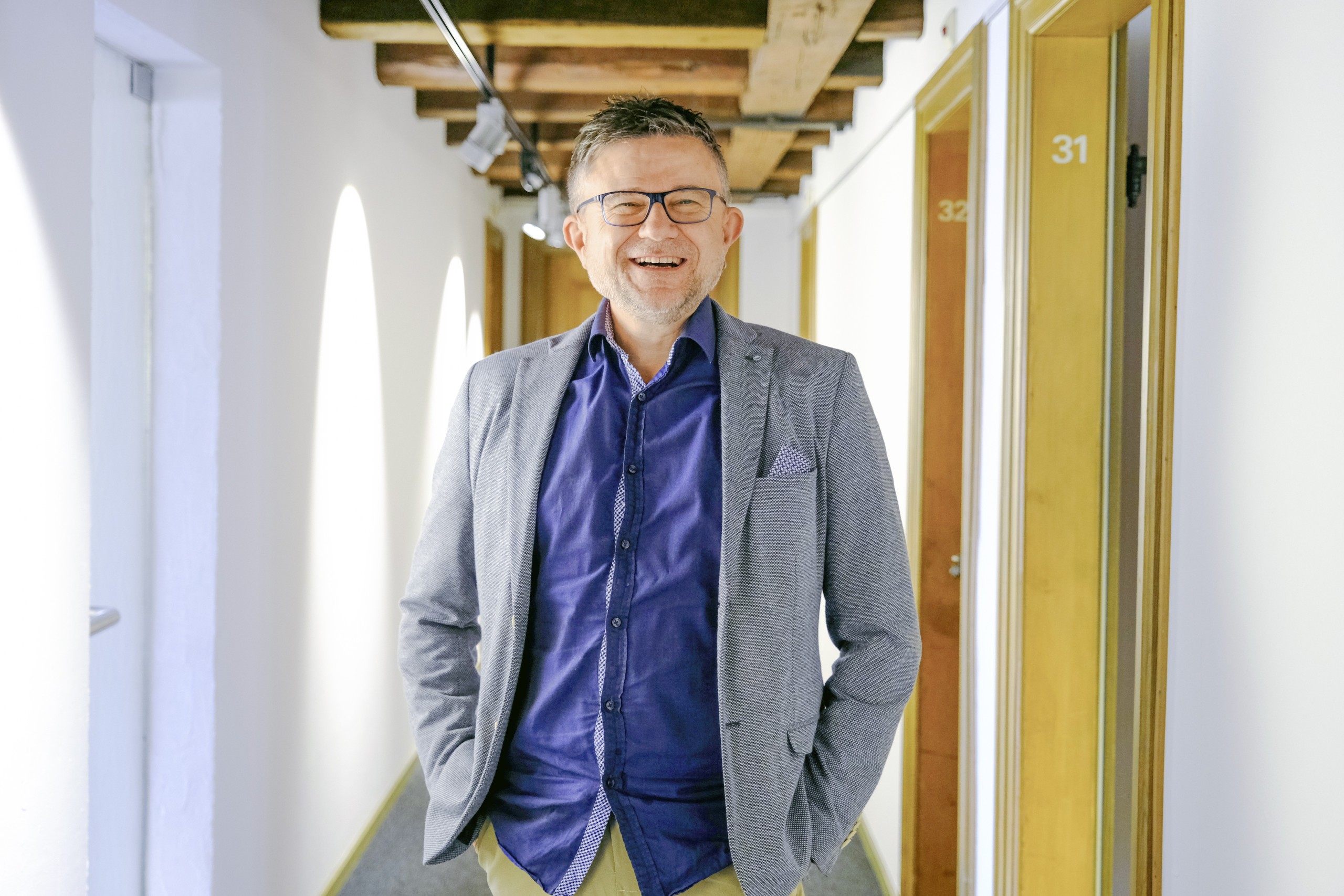 Im ganzen Oberthurgau tätig, im Schloss Arbon stationiert: Gilbert Piaser, Geschäftsstellenleiter der Region Oberthurgau vor seinem Büro in den ehemaligen Räumlichkeiten der Migros Klubschule.