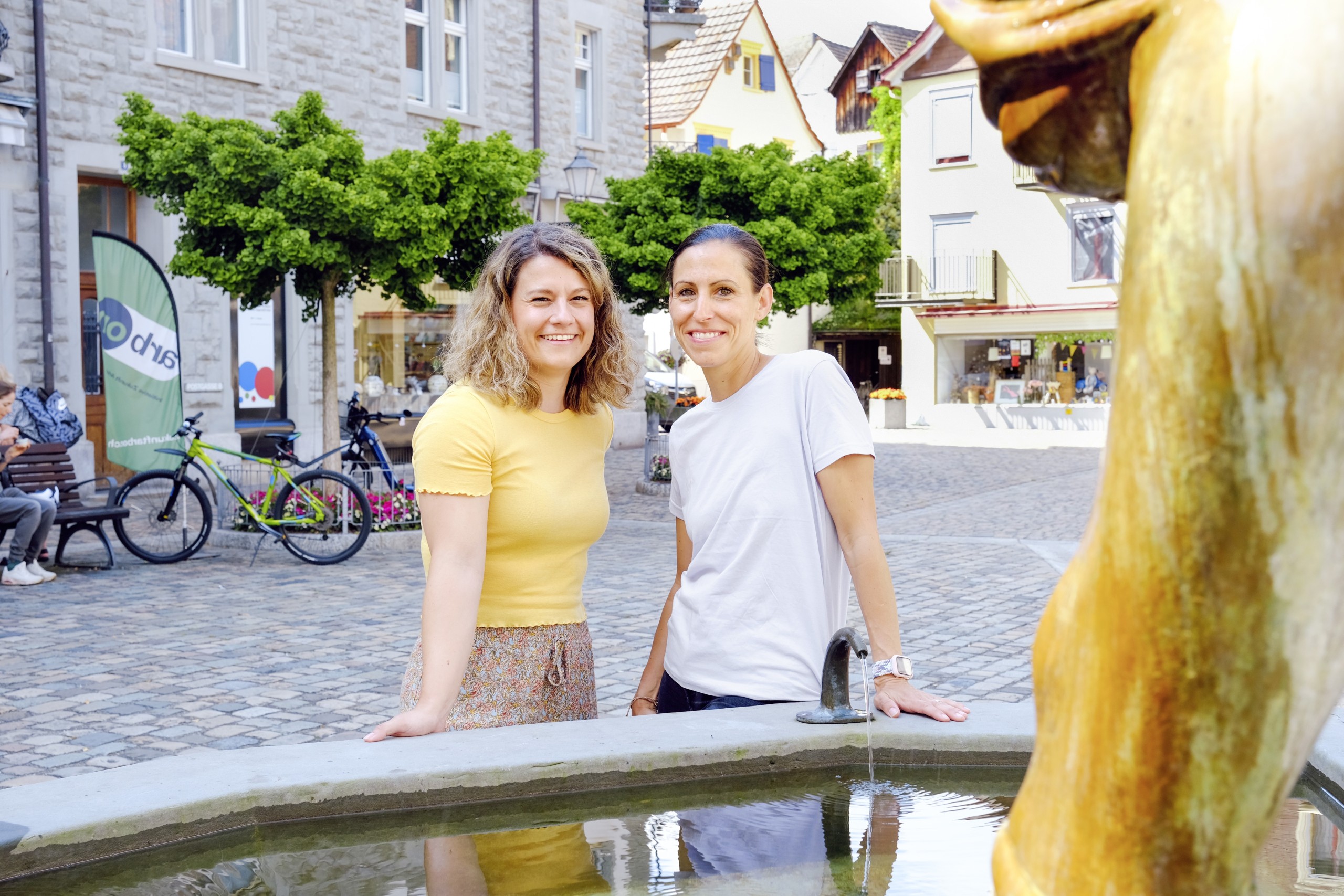 Cara Meier, Fachperson Freizeit/Tourismus der Stadt Arbon, und Franziska Bresciani, Produktmanagerin bei Thurgau Tourismus, sind von den touristischen Qualitäten Arbons überzeugt.