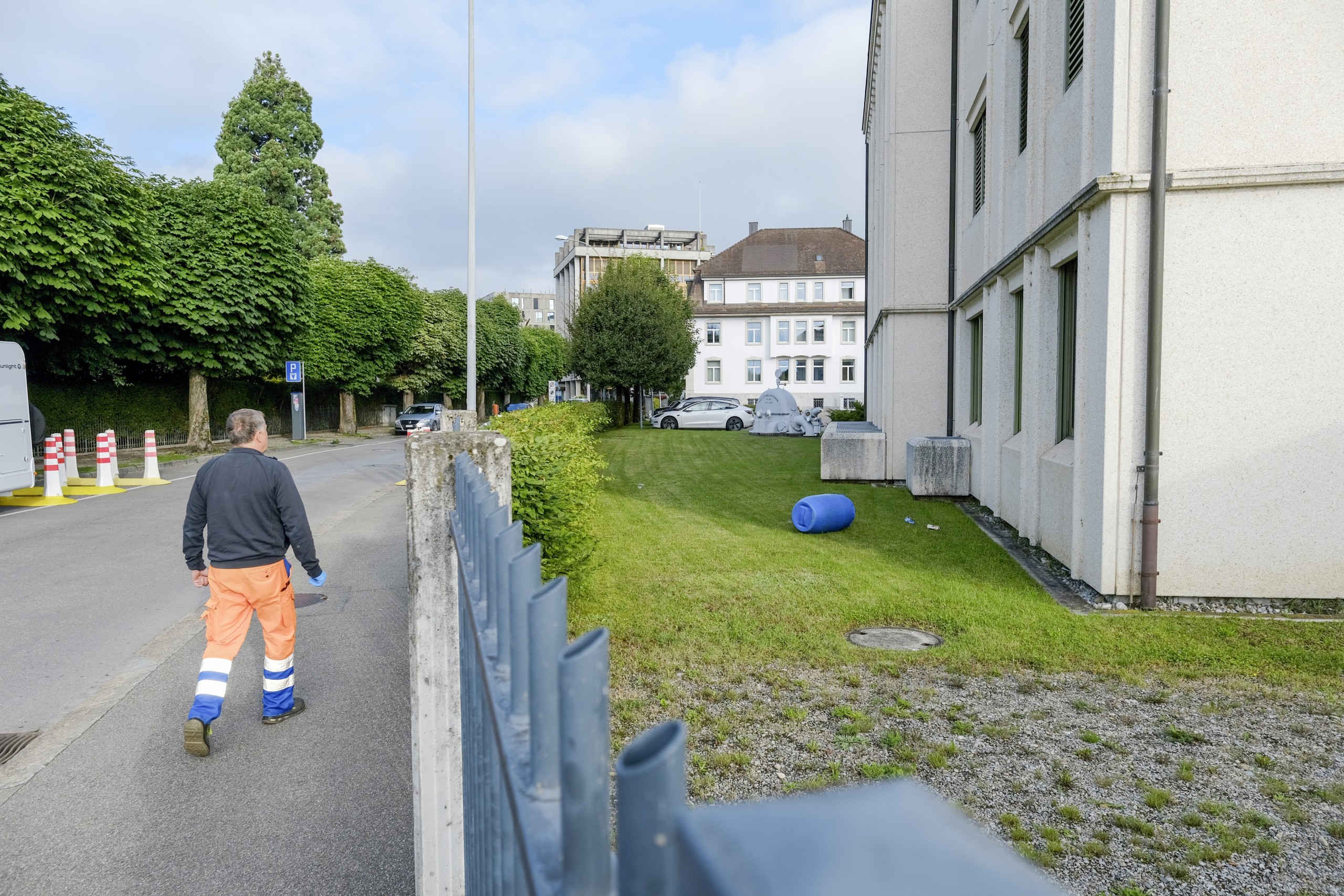 Andreas «Res» Züllig schaut sich den Schaden an: Vandalen haben einen vom Veranstaltenden aufgestellten Mülleimer auf ein Privatgrundstück geworfen.