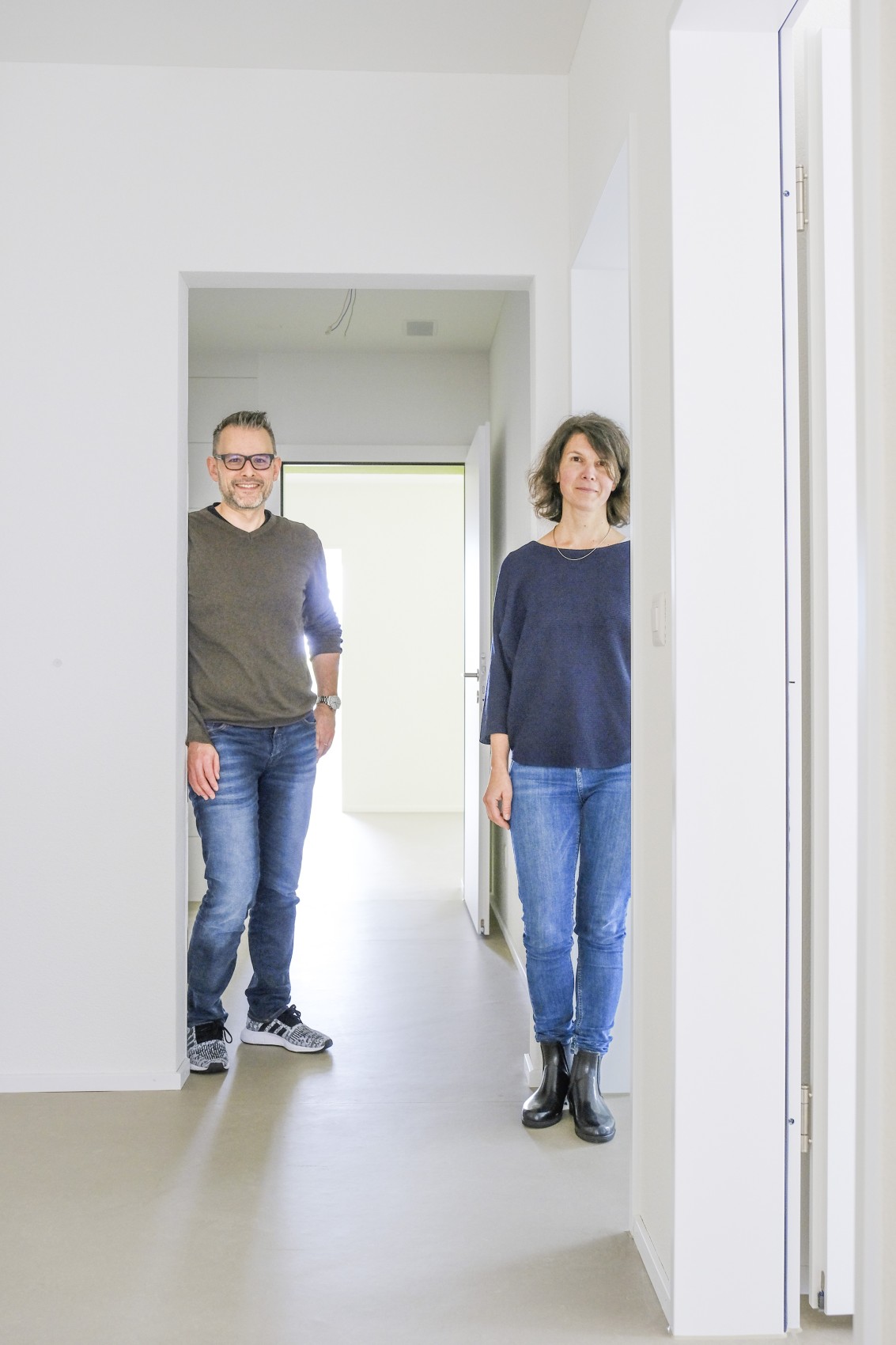 Christian Bischoff und Diana Straub noch zur Zeit des Umbaus in einem Raum des «Chinderhus Cavallino Berg», in welchem seit dem 5. August die ersten Kinder betreut werden.