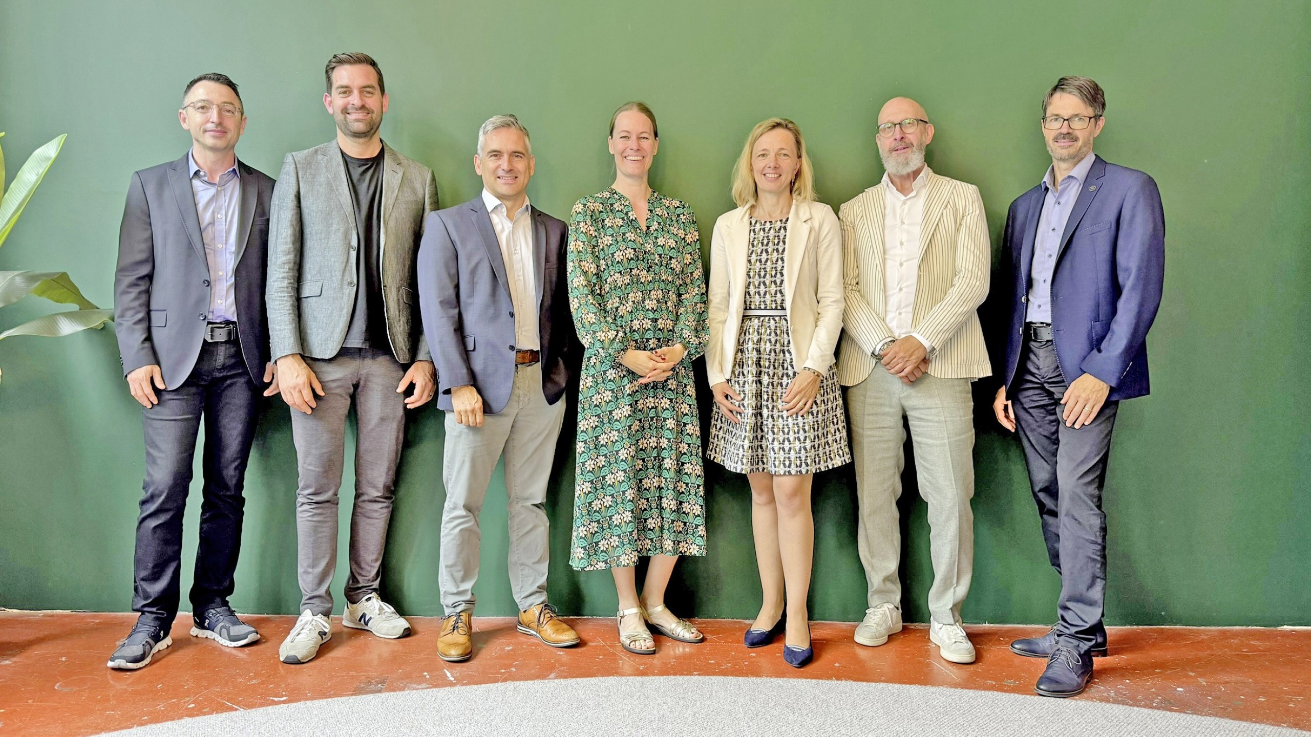 Der Vorstand des neu gegründeten Vereins PhytoValley Switzerland (v.l.): Blerim Krasniqi (Hepart AG), Pascal Kalbermatten (Ceres Heilmittel AG), Dr. Andy Suter (A. Vogel AG), Sandra Banholzer (Rausch AG), Vereinspräsidentin Cécile Mandefield (Regena AG), Andreas Bleiker (Alpinamed AG), Urs Tschumi (Joga Med AG). Auf dem Bild fehlt Yulia Kirschner (Max Zeller Söhne AG).