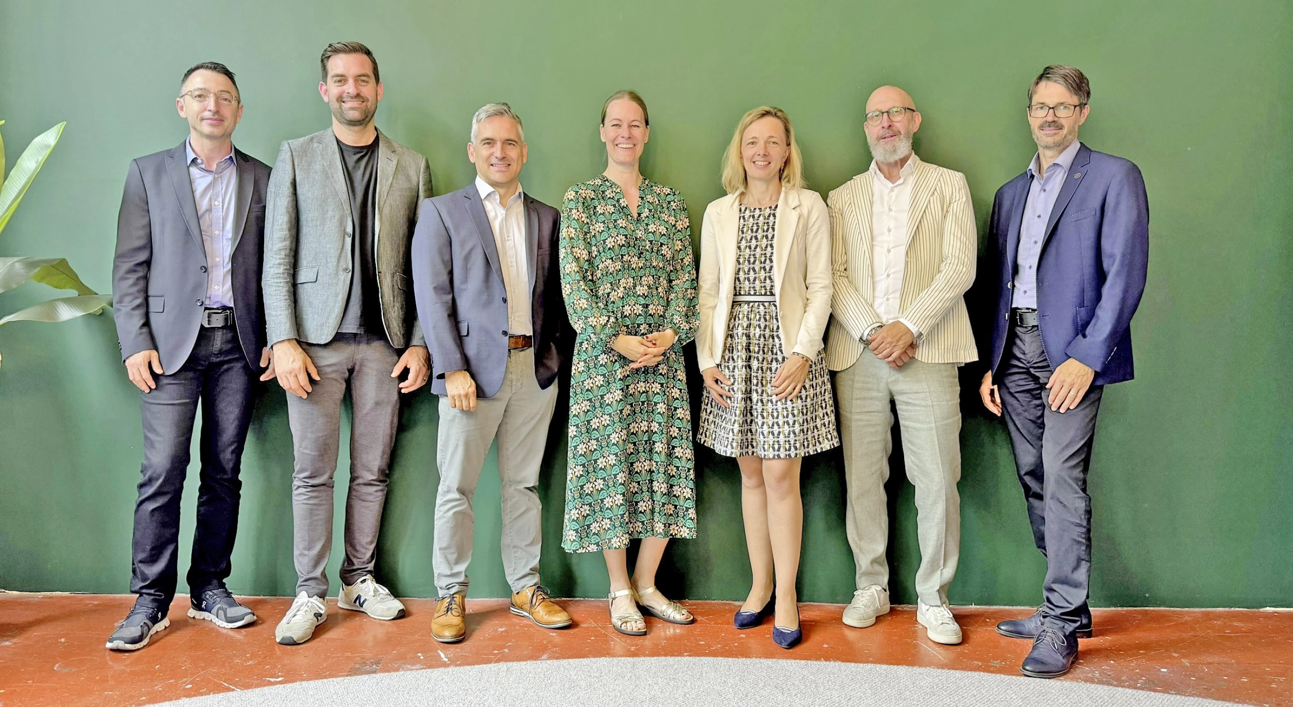 Der Vorstand des neu gegründeten Vereins PhytoValley Switzerland (v.l.): Blerim Krasniqi (Hepart AG), Pascal Kalbermatten (Ceres Heilmittel AG), Dr. Andy Suter (A. Vogel AG), Sandra Banholzer (Rausch AG), Vereinspräsidentin Cécile Mandefield (Regena AG), Andreas Bleiker (Alpinamed AG), Urs Tschumi (Joga Med AG). Auf dem Bild fehlt Yulia Kirschner (Max Zeller Söhne AG).