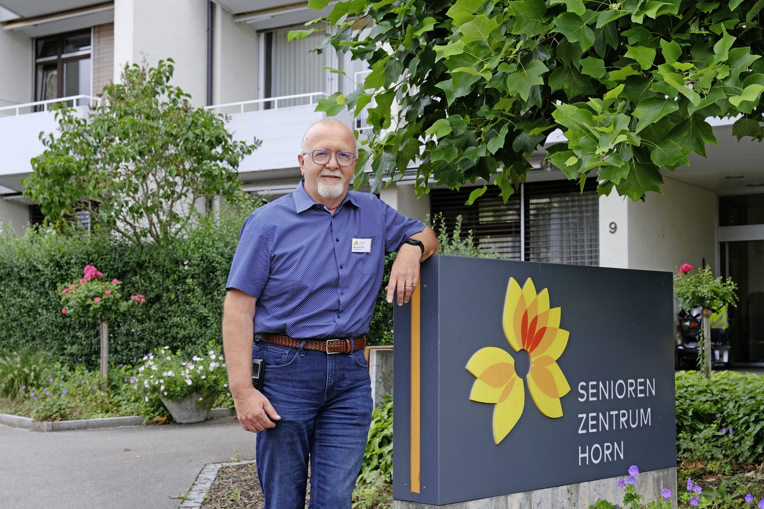 Geschäftsleiter Kurt Schmid vor dem Seniorenzentrum Horn.