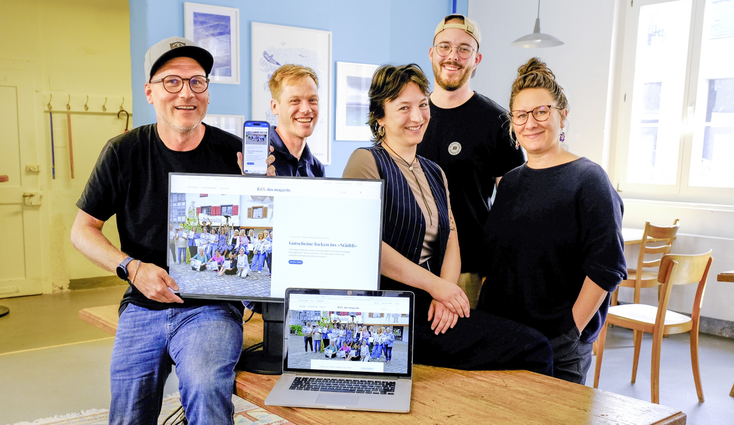 Ein Jahr lang hat die «felix.»-Redaktion hinter den Kulissen zusammen mit «Vitamin2» am neuen Webauftritt gefeilt. Mit von der Partie waren (v.l.) Jan Hasler, Andrew Jelley (beide Vitamin 2»), Laura Gansner (Redaktion), Programmierer Janosch Diggelmann (Vitamin2) und Kim Berenice Geser (Redaktionsleitung). Auf dem Bild fehlen Donata Manser, aus deren Feder die Gestaltung stammt und Aaron Grubelnik, der in wochenlanger Arbeit mit viel Geduld und Gespür diese Seiten mit Inhalt gefüllt hat.