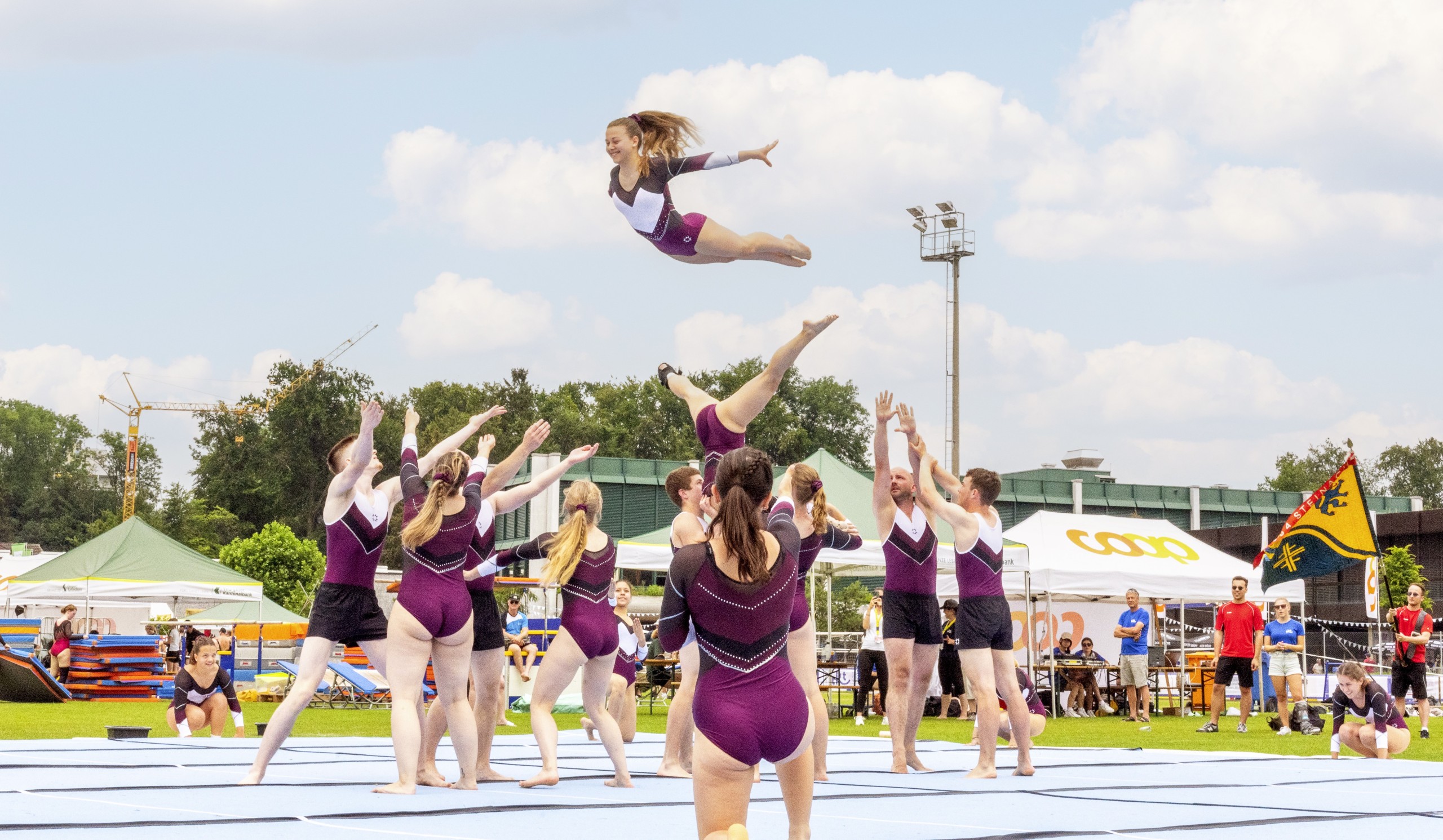 Mit vereinten Kräften liessen die Turnerinnen und Turner der Bodensektion STV Stein-ach-Arbon am Thurgauer Kantonalturnfest eine Turnerin durch die Lüfte fliegen.