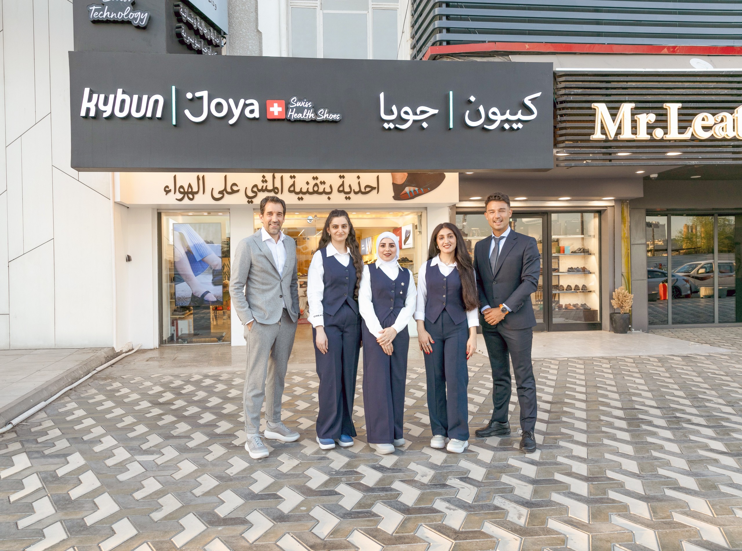 Die Die «kybun Joya»-CEOs Claudio Minder und Karl Müller mit ihrem Personal bei der Eröffnung der neuen Filiale in Bagdad.