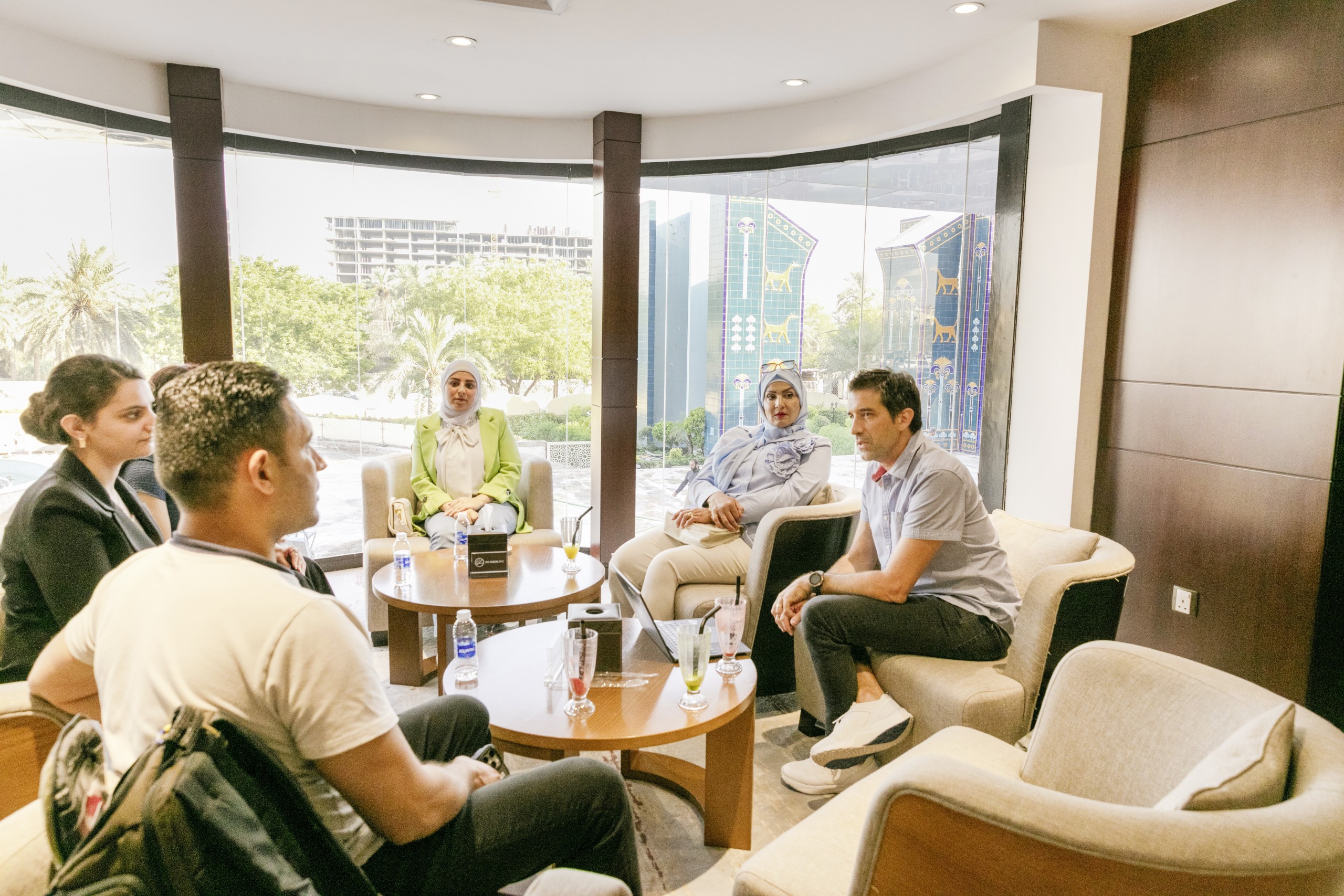 Unterwegs in unterschiedlichen Kulturen: Claudio Minder und Karl Müller beim Meeting mit den Shop-Angestellten in Bagdad.