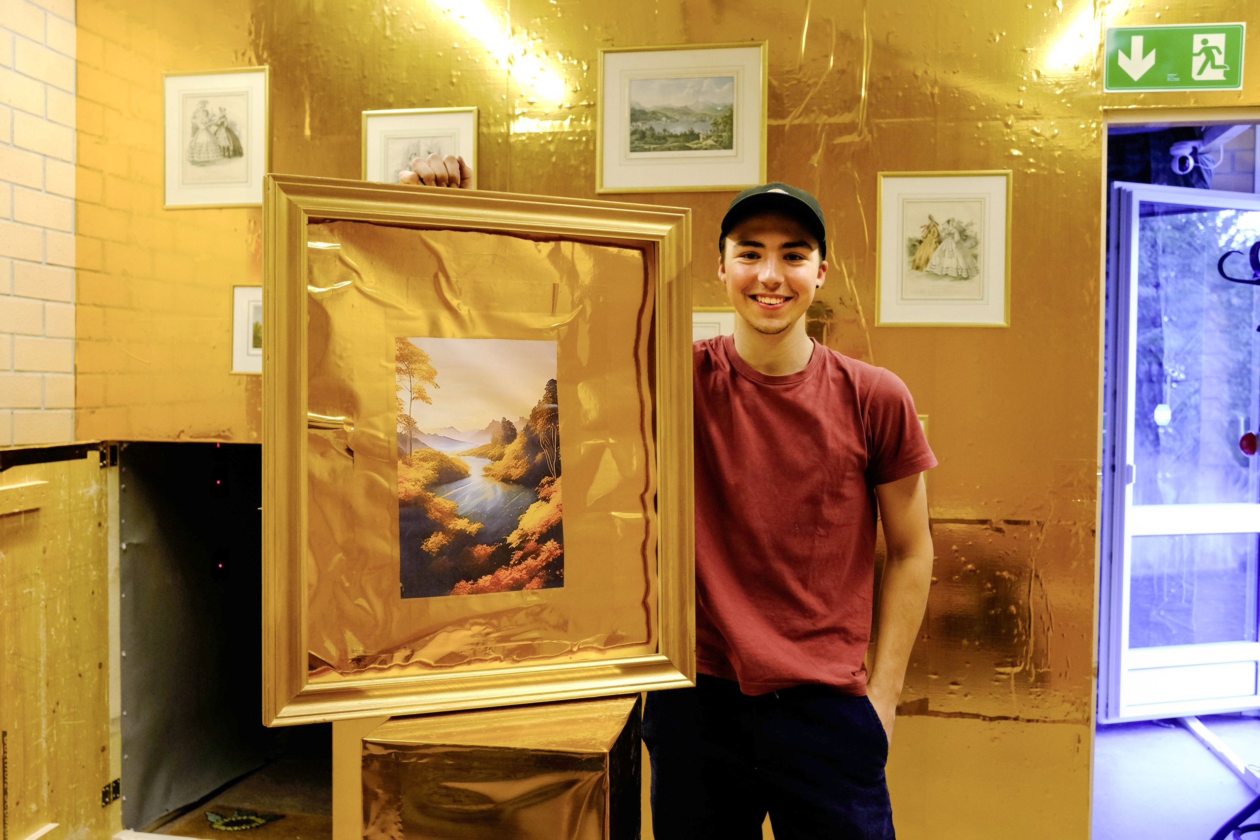 Melvin Messmer präsentiert das begehrte Kunstobjekt, das es zu stehlen gilt.