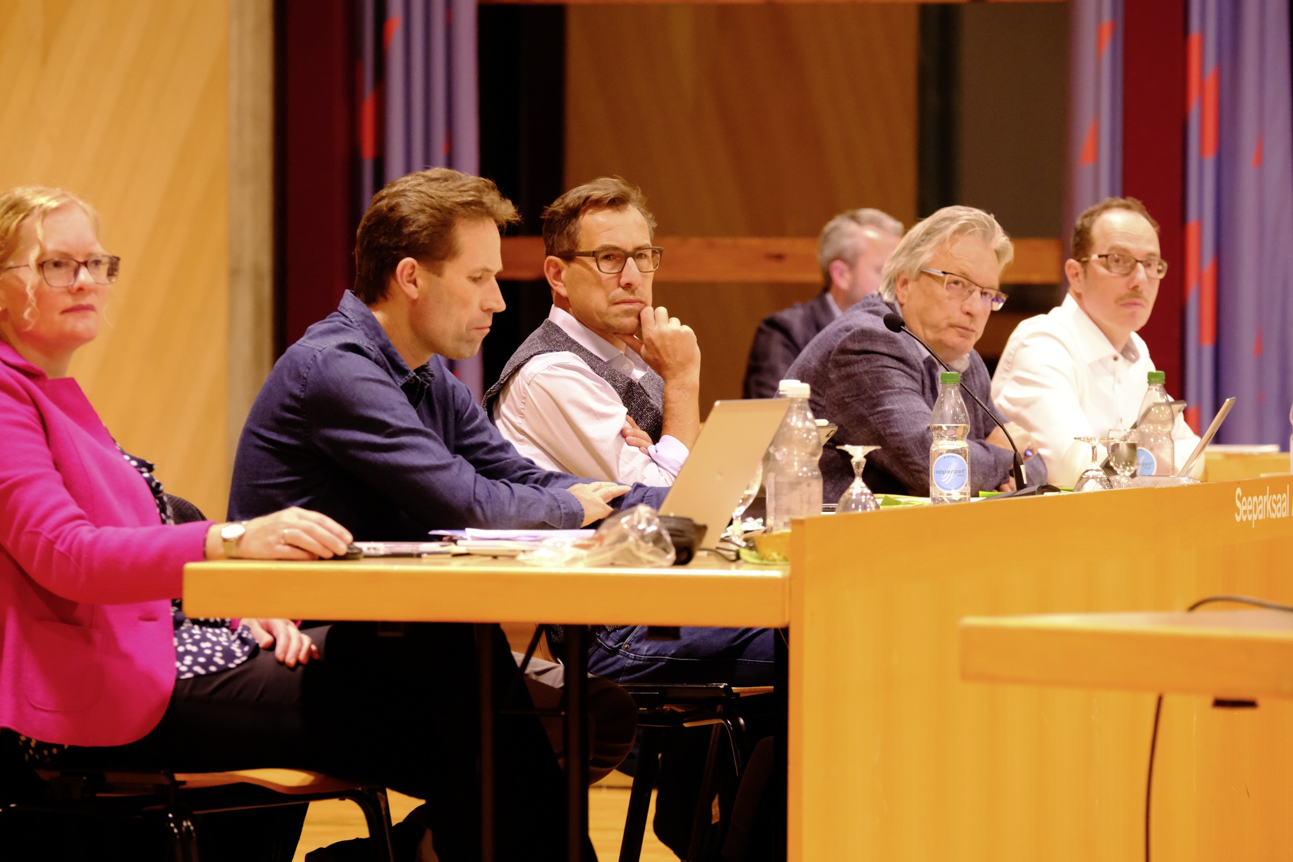 Luzi Schmid (2.v.r.) konnte an der diesjährigen Budgetsitzung des Stadtparlaments den lange ersehnten Erfolg verbuchen.