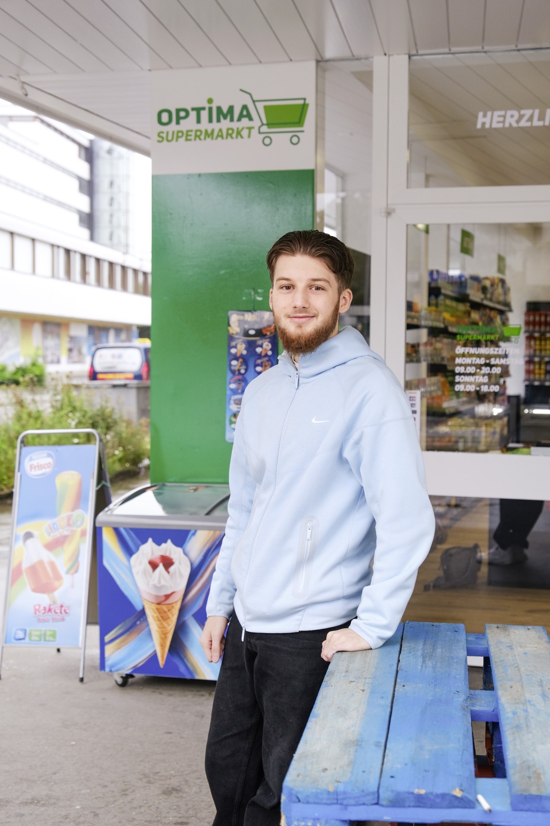 Von Frischwaren über Sucuk bis hin zu Influencer-Produkten: Arlind Kamberi verkauft im Optima Supermarkt eine breite Palette an Produkten.