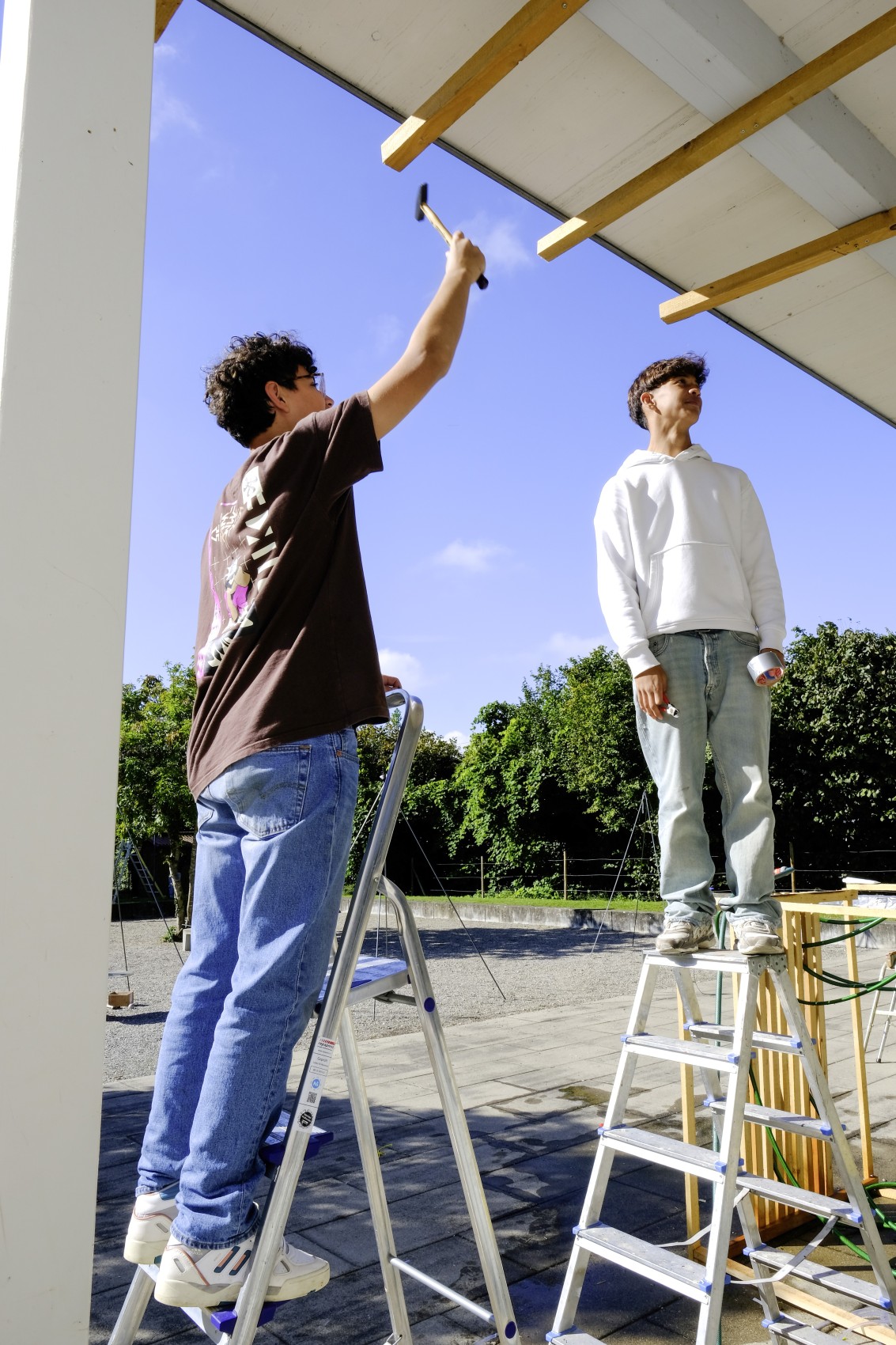 Eifrig wird gemalt, gehämmert, gesägt und alles ins rechte Licht gerückt: «Schwingungen und Stimmungen» im Sekundarschulzentrum Arbon.