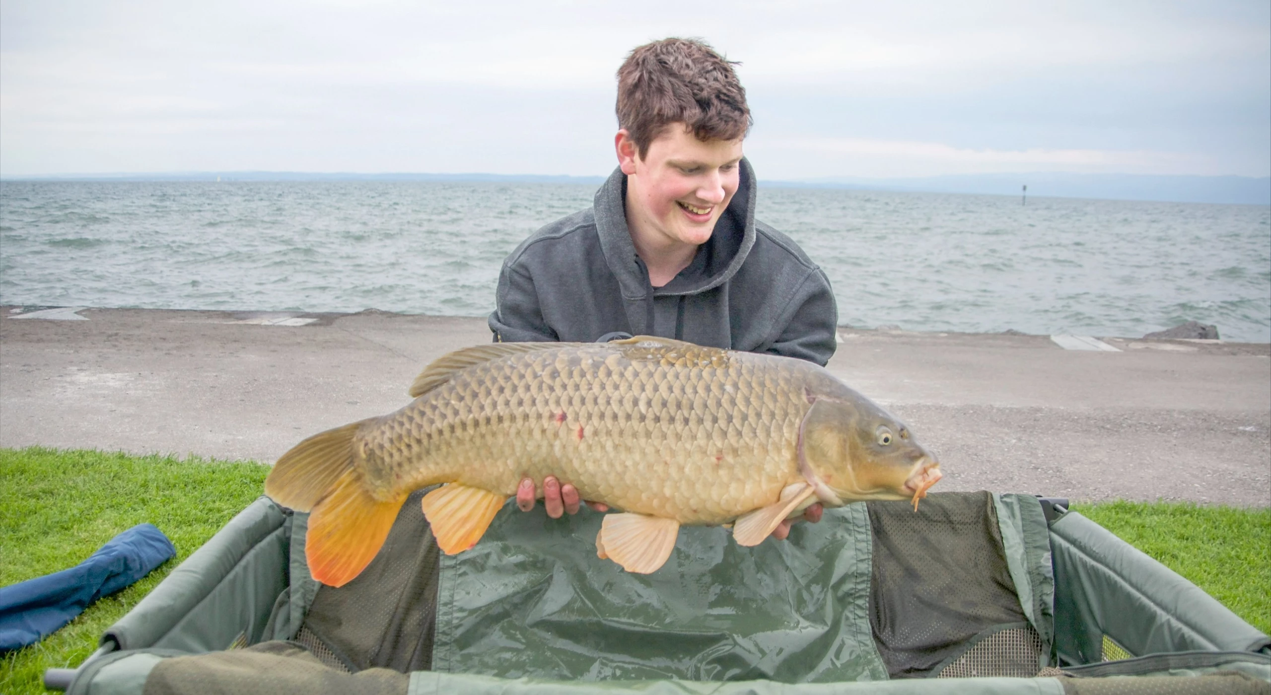 Ruben Stauffer mit einem Prachtsexemplar aus dem Bodensee.