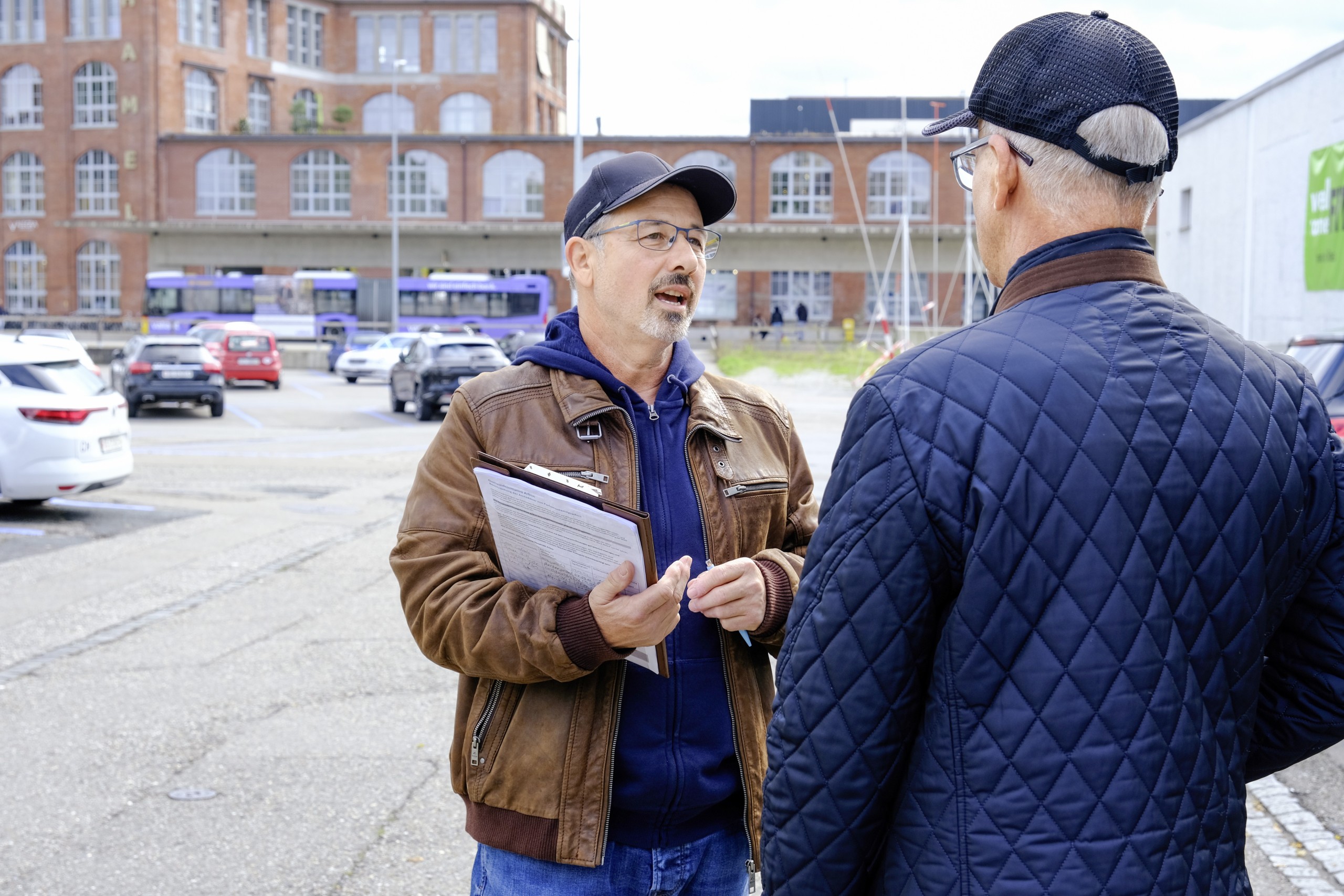 Auf Unterschriften-Fang: Reto Gmür erklärt einem Passanten die Initiative seiner Partei zur Amtszeitbeschränkung des Arboner Stadtparlaments