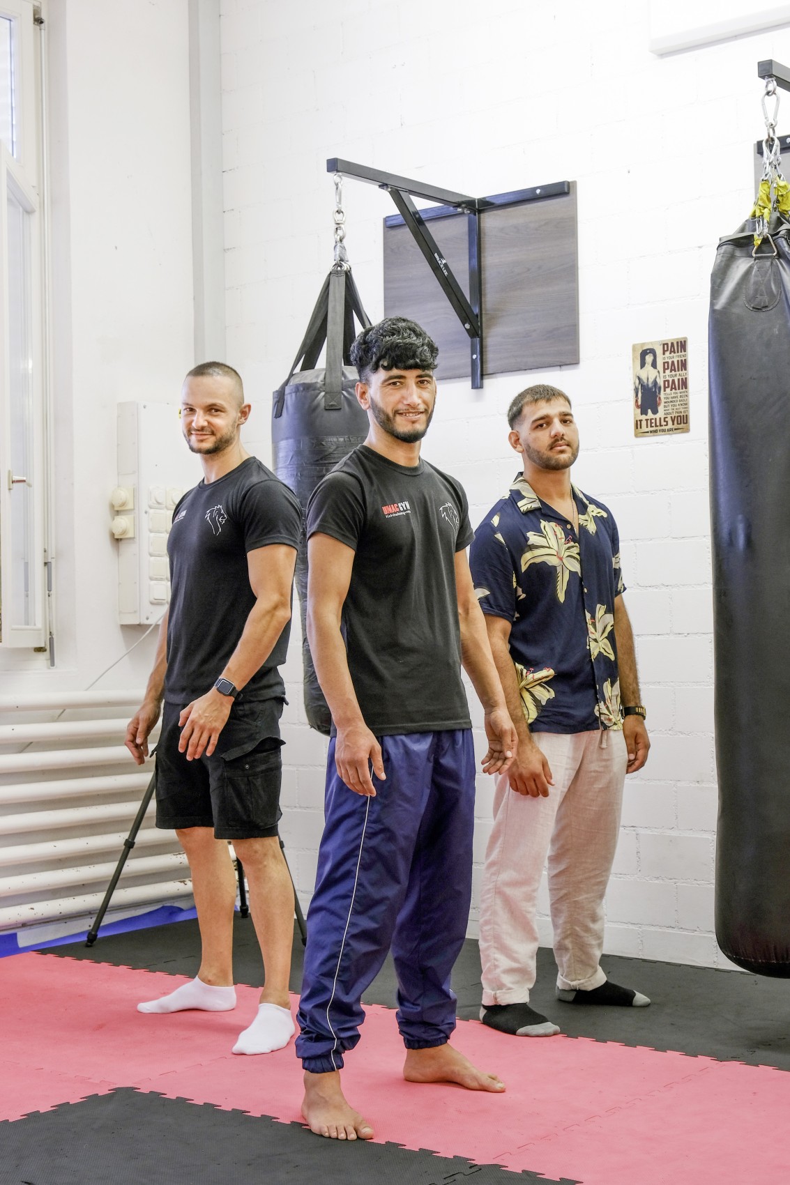 (v.l.) Trainer Mirhad Babic mit seinen Zöglingen Nimatullah Samadi und Mübasir Noorzai im Trainingsraum des UMAC-Gyms in Arbon.