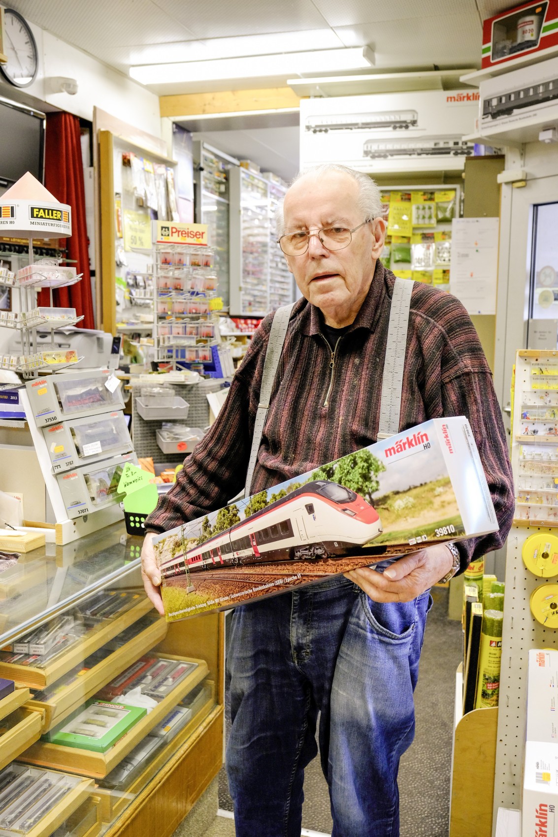 Gottlieb «Godi» Brunner in seinem Reich voller Miniaturen.
