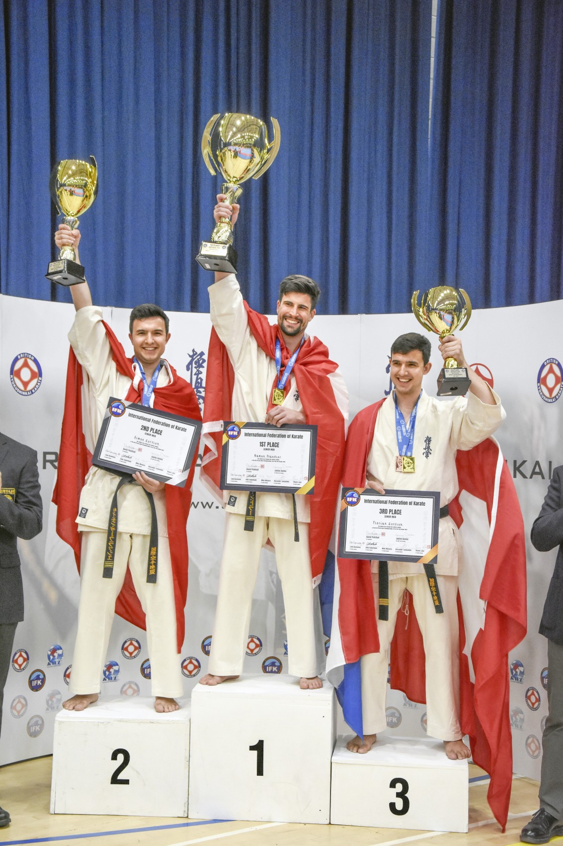 Ramon Pfändler (Mitte) mit seinen Teammitgliedern an der Kata Weltmeisterschaft der «International Federation of Karate» in England.