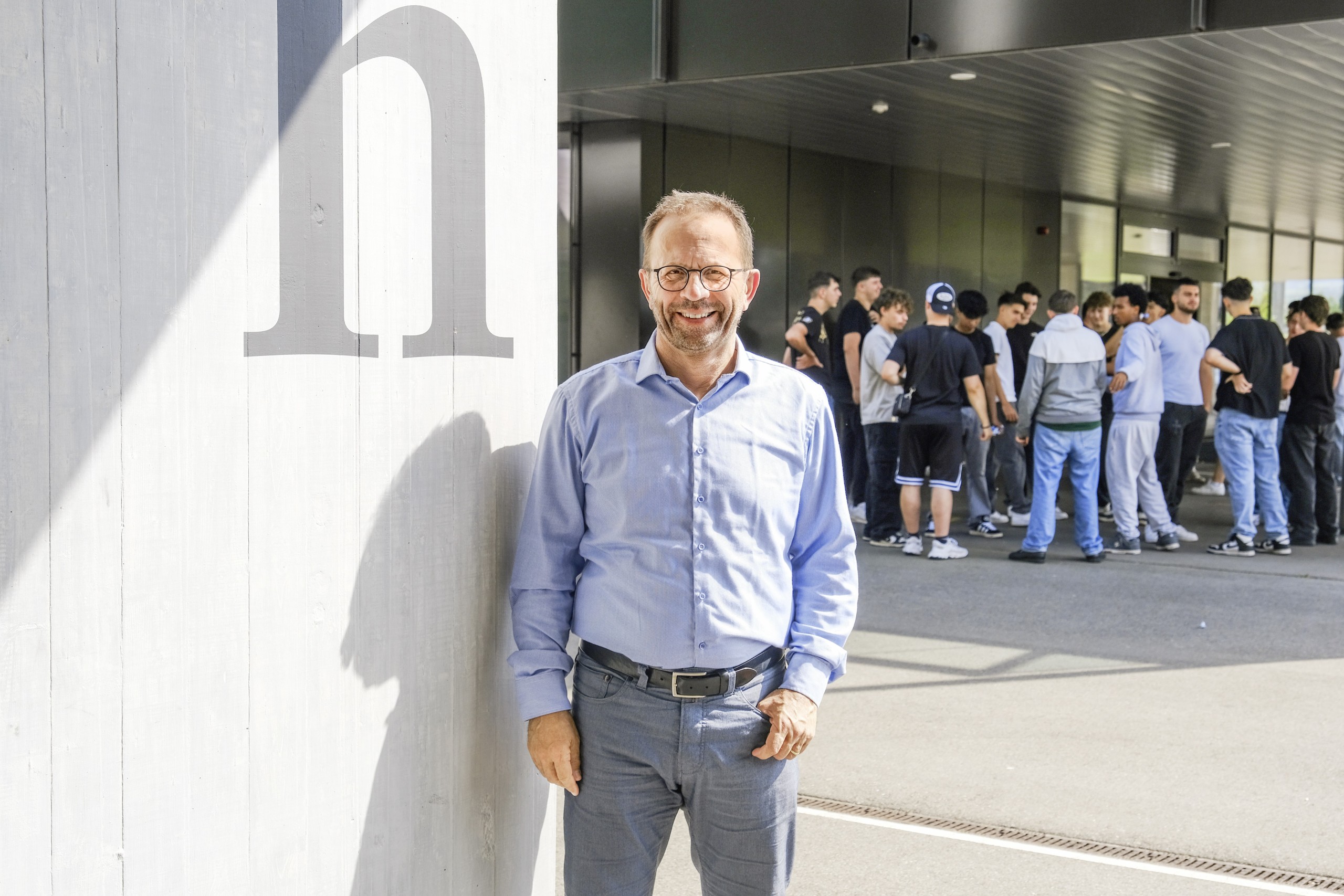 Daniel Bösch erlebt die Generation Z ganz nah – ob als Rektor des BZA oder  in seiner Funktion als Lehrperson im allgemeinbildenden Unterricht im Klassenzimmer.
