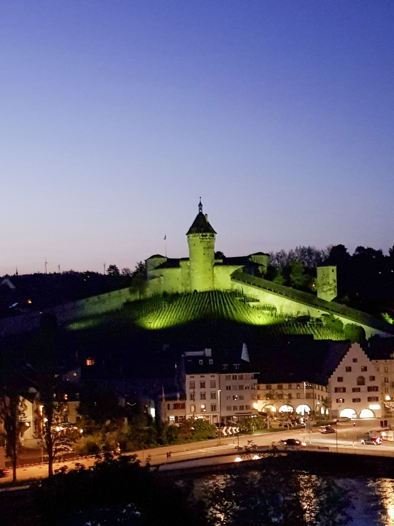 Der Munot, das Wahrzeichen von Schaffhausen, wurde bis 2019 mit Quecksilberdampflampen beleuchtet (Bild). Aufgrund des Verbots dieser Beleuchtungsart erstellte ein Lichtplanungsbüro ein neues Beleuchtungskonzept. Bei der Erstellung des Konzepts wurde mit einberechnet, dass der Munot auch Lebensraum unterschiedlicher Tierarten ist, was ausschlaggebend für das heute warme, goldweisse Licht der Beleuchtung ist.