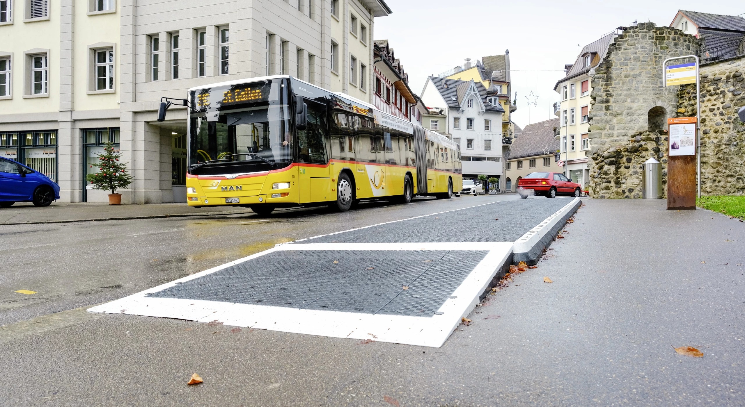Keine Augenweide, dafür zweckmässig: die provisorischen Haltekanten beim Schloss in der Arboner Altstadt.
