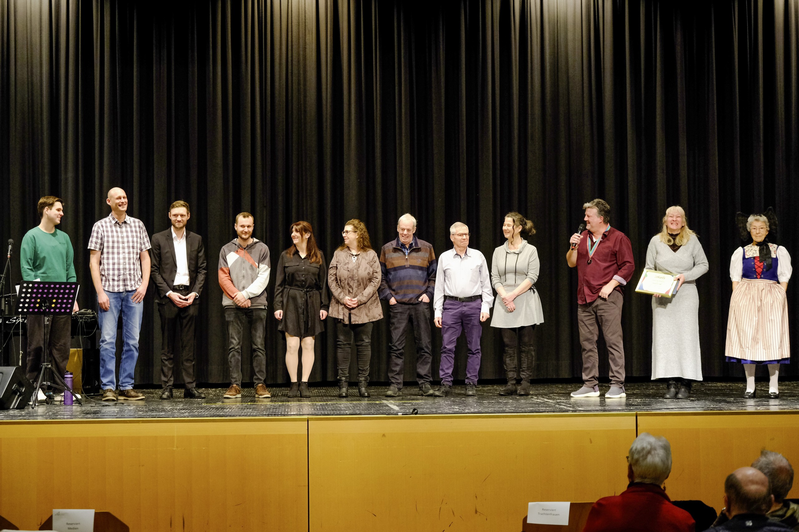 Das Team des «Repair Café Arbon» mit Gründer Daniel Stillhard(2.v.r.) und der obersten Reparaturen-Managerin Andrea Held (1.v.r.) freuen sich sichtlich über die Ehrung als Arboner des Jahres 2024. Die Auszeichnung nahmen sie im Rahmen der diesjährigen Neujahrsbegrüssung entgegen.