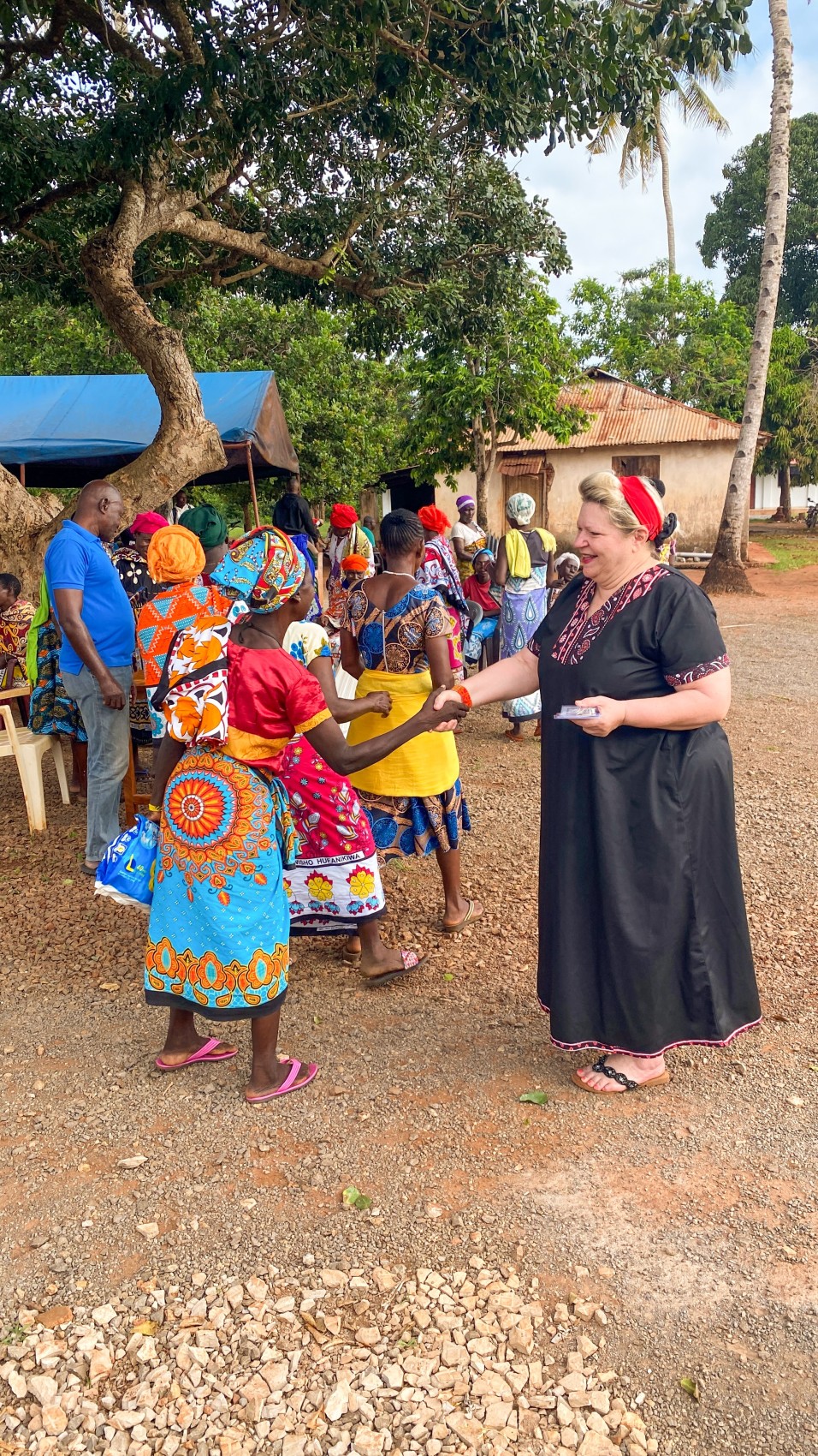 Barbara Fuhrer begrüsst die verwitweten Frauen, die bei der Verteilung der Hilfsgüter hauptsächlich berücksichtigt werden.