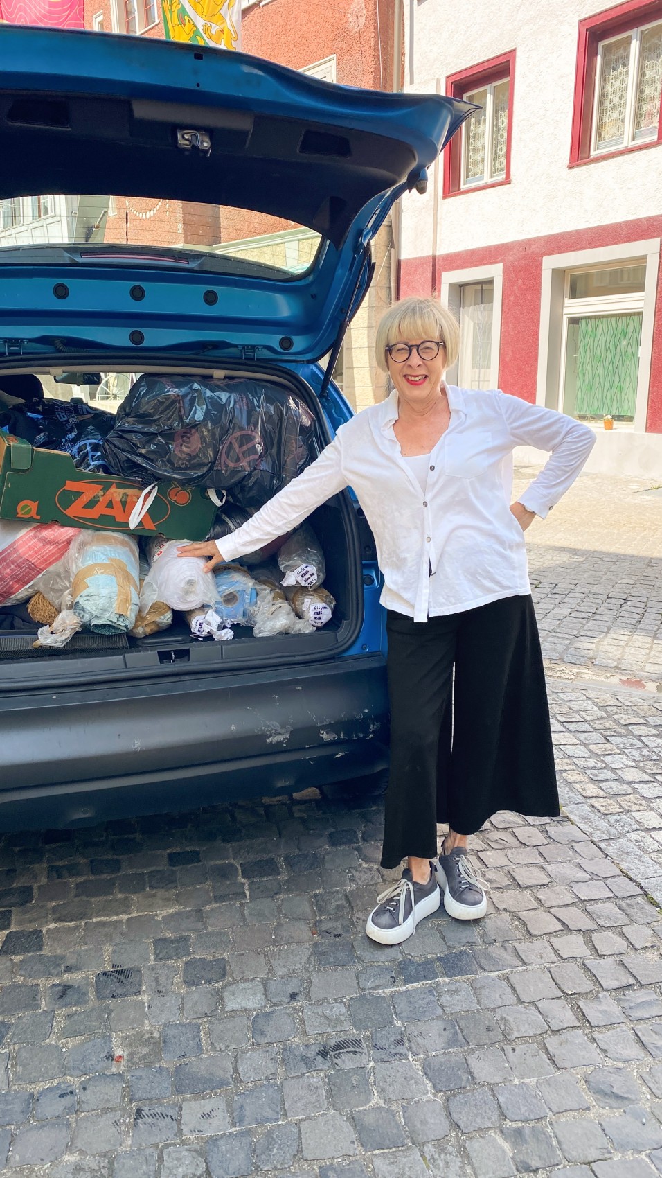 Ebenso wie Katy Rohner, Gründerin von The Swiss Label und Inhaberin der Modeboutique Unikat in der Arboner Altstadt, die Stoffe und Kleider für die Container-Aktion beisteuerte.