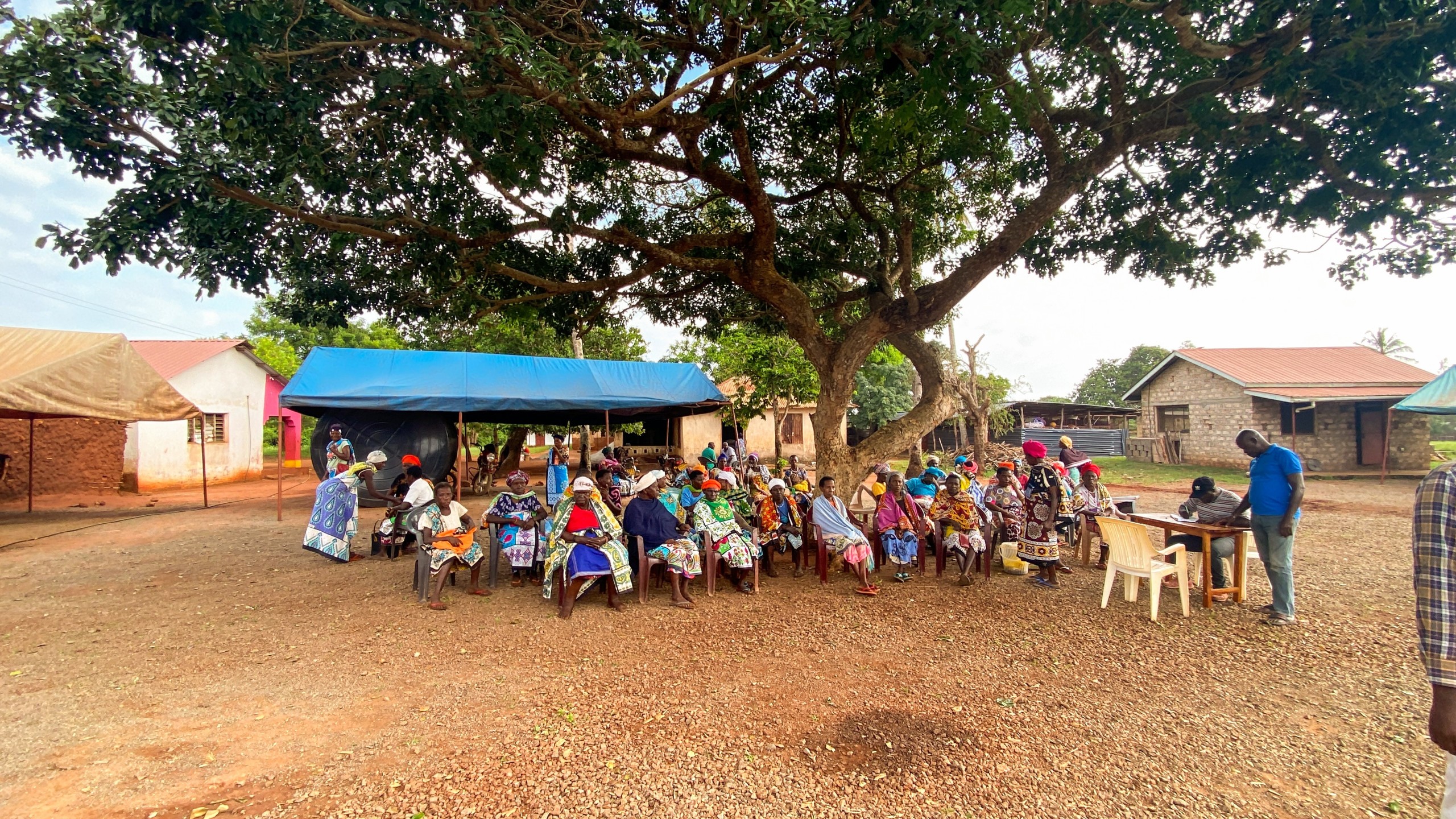 Die ersten Frauen treffen schon früh am Morgen zur angekündigten Container-Öffnung ein.
