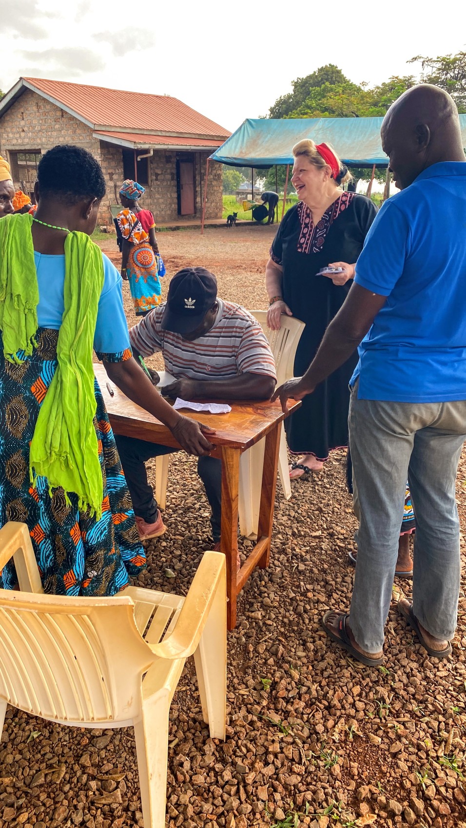 Zwei Fliegen auf einen Streich: Die 600 Witwen des Wahlbezirks Ganze profitieren nicht nur als erste von der Spendenaktion. Peter Safari Shehe, der Mann von Barbara Fuhrer und Lokalpolitiker, nutzt diese Chance auch, die noch nicht registrieren Frauen im System zu erfassen, damit sie künftig von einer Witwenrente profitieren können.