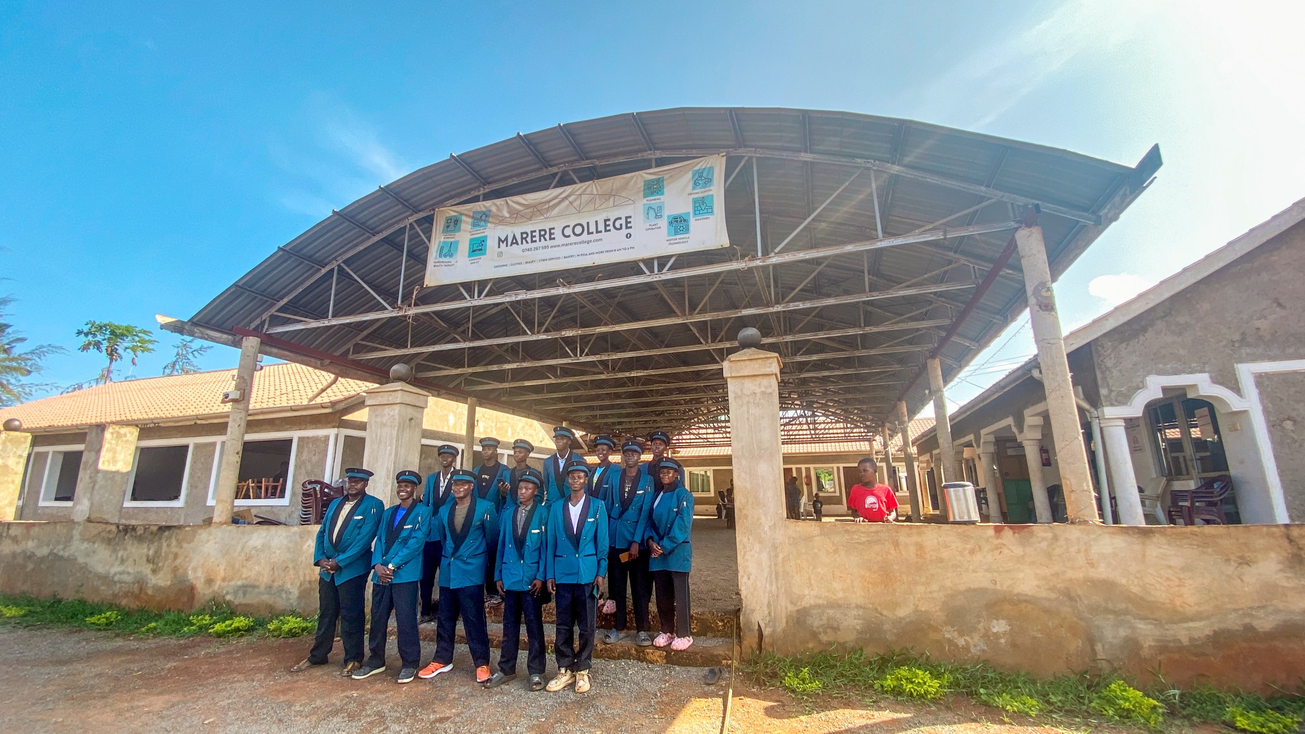 Die lokale Marschkapelle wünschte sich schon lange eigene Uniformen. Umso grösser ist die Freude bei den Musiker:innen, dass die Musikgesellschaft Mogelsberg ihre alten mit dem Container auf die Reise nach Kenia schickte.
