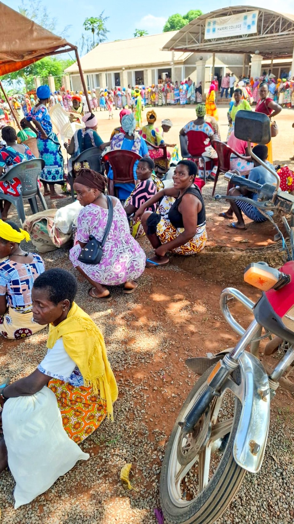 Der Platz vor dem College füllt sich immer mehr.