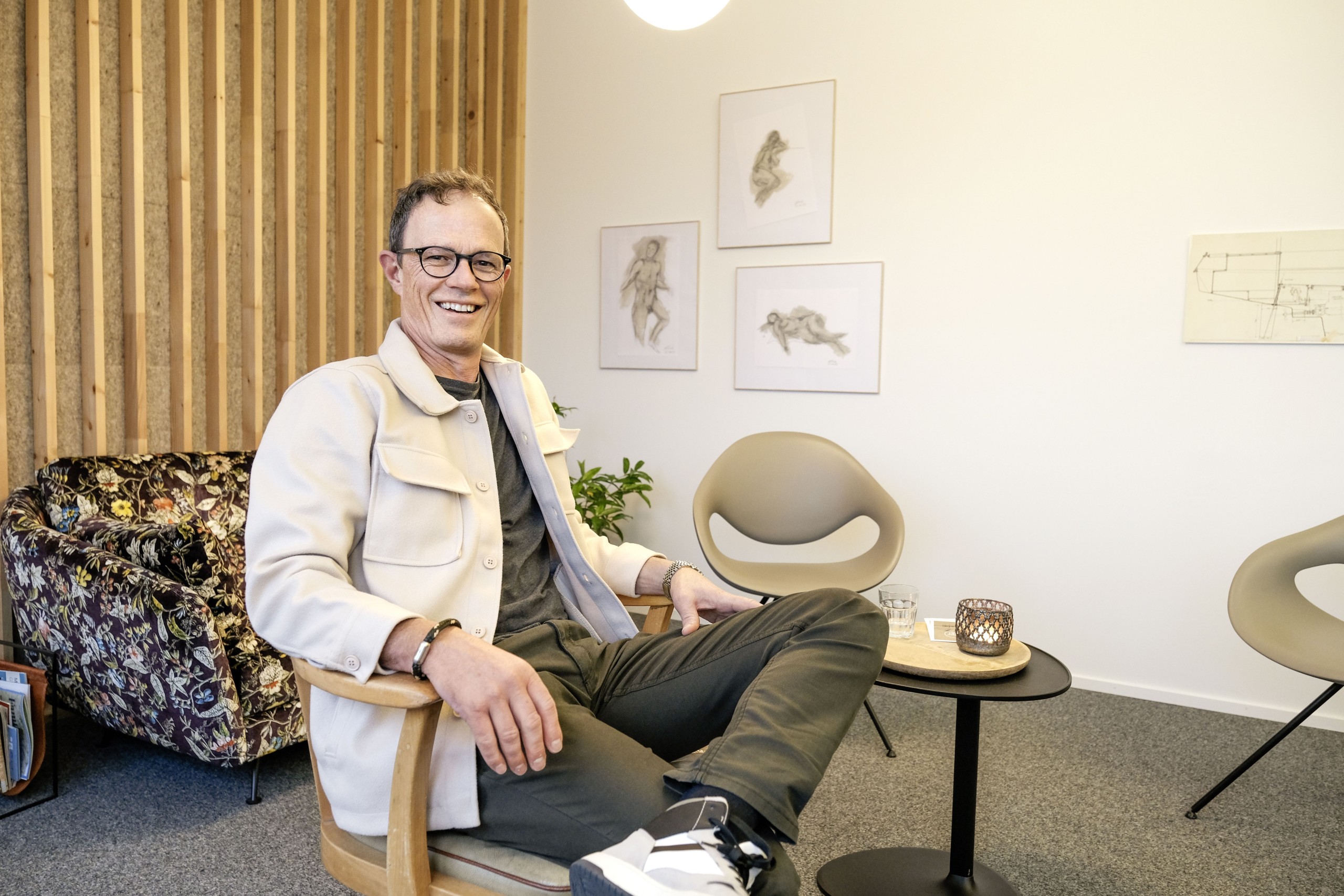 «Menschen sind erschreckend konservativ», sagt Hans Jörg Forster, der in seiner Praxis selbstgezeichnete Aktbilder hängen hat