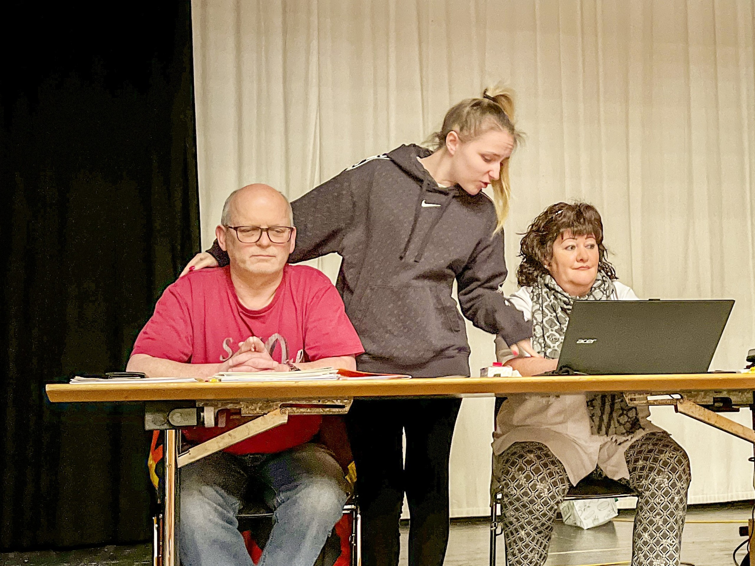 Schon wieder wird die Versammlung gestört: Nicole, die KV-Lernende der Gemeindeverwaltung (2.v.l.), hilft einmal mehr der Gemeindeschreiberin Marina Giannini (3.v.l.), weil diese mit dem Programm auf dem Laptop überfordert ist.