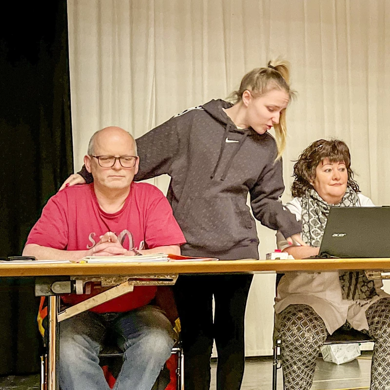 Schon wieder wird die Versammlung gestört: Nicole, die KV-Lernende der Gemeindeverwaltung (2.v.l.), hilft einmal mehr der Gemeindeschreiberin Marina Giannini (3.v.l.), weil diese mit dem Programm auf dem Laptop überfordert ist.