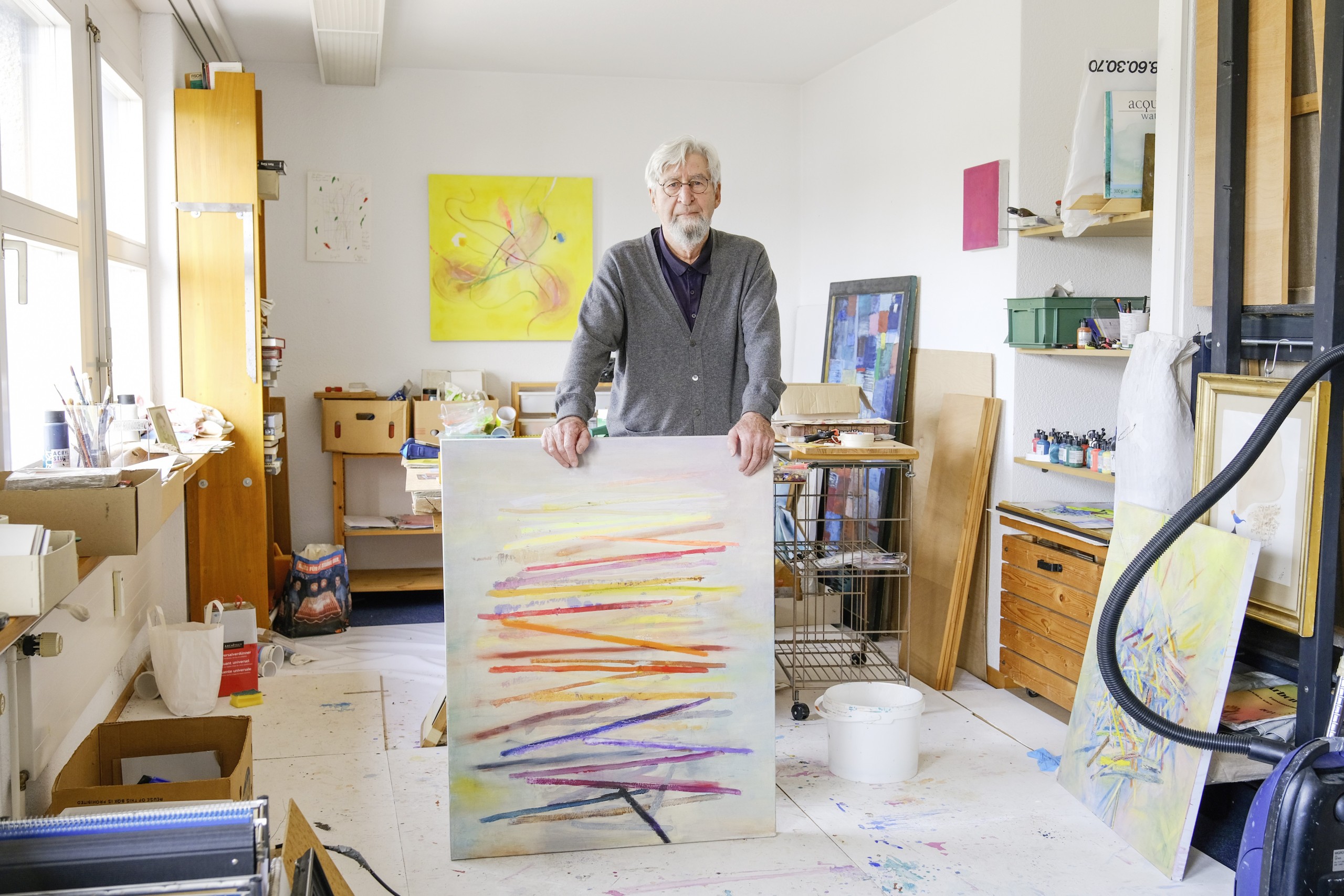 Hanspeter Marschner in seinem Atelier im alten Postgebäude an der Friedenstrasse 7, das erfüllt ist von seinen Werken.