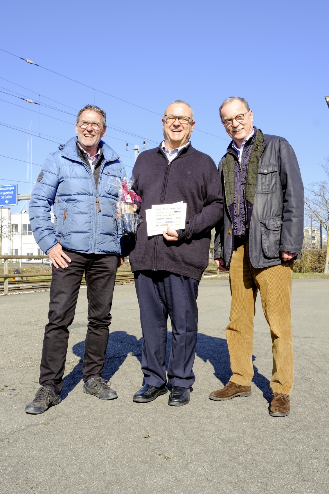 Wettbewerbsgewinner Daniel Ineichen (Mitte) freut sich zusammen mit Reto Stäheli (l.) und Max Gimmel vom Projektteam über die geglückte Namensfin- dung für den selbstfahrenden Bus. Den Preis nimmt er just dort in Empfang, wo «Artour» in absehbarer Zukunft seine Bus-Tour startet: am Bahnhof Arbon.