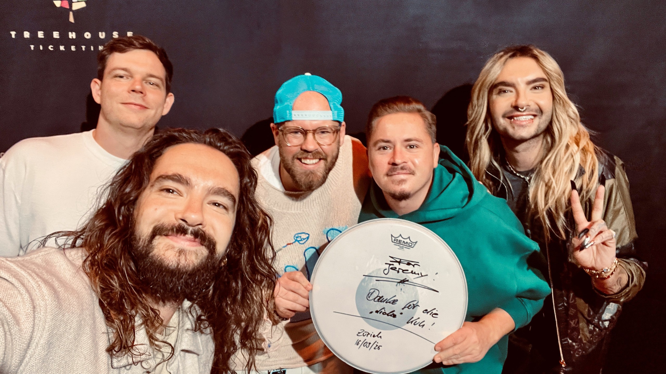 Jeremy Kunz (Mitte) posiert mit Schlagzeuger Gustav (2.r.) und den restlichen Mitgliedern der Band Tokio Hotel nach dem Konzert letzten Sonntag.