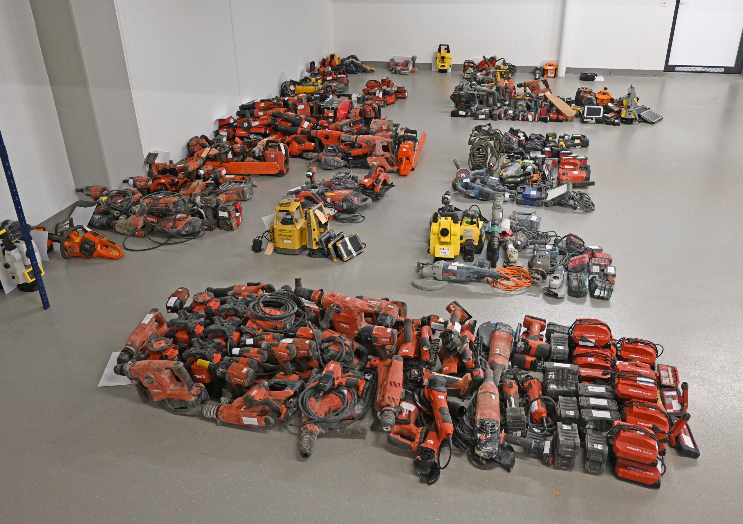 Bei erfolgreichen Ermittlungen zu einer Serie von Einbruchdiebstählen in Baustellen-Container stellte die Kantonspolizei Thurgau gemeinsam mit weiteren Strafverfolgungsbehörden hochwertige Maschinen und Geräte im Wert von mehreren hunderttausend Franken sicher. Sieben Tatverdächtige wurden ermittelt.