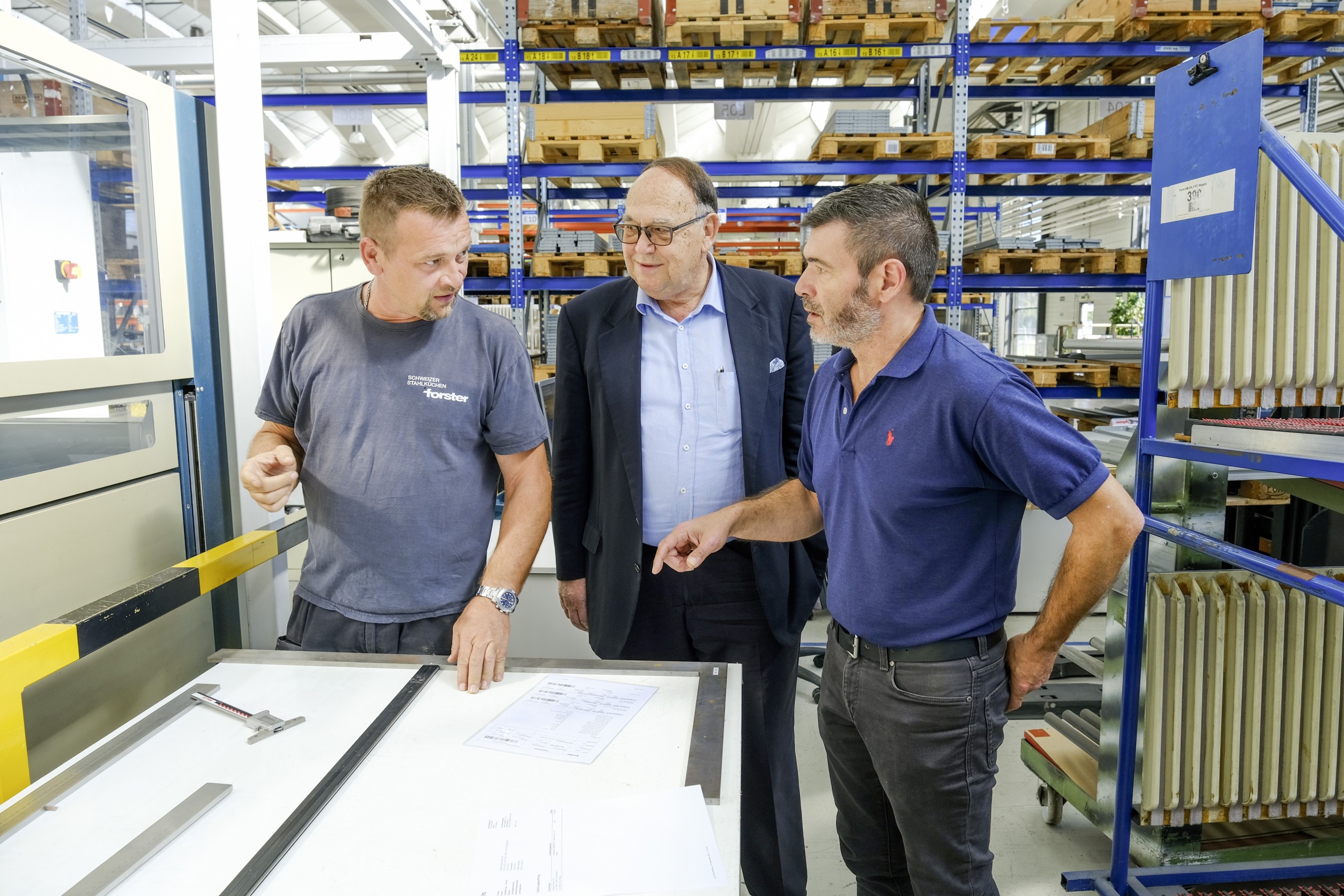 Hier war die Welt noch in Ordnung: Verwaltungsratspräsident Max Müller (in der Mitte) mit zwei Angestellten bei einem Firmenrundgang 2023.