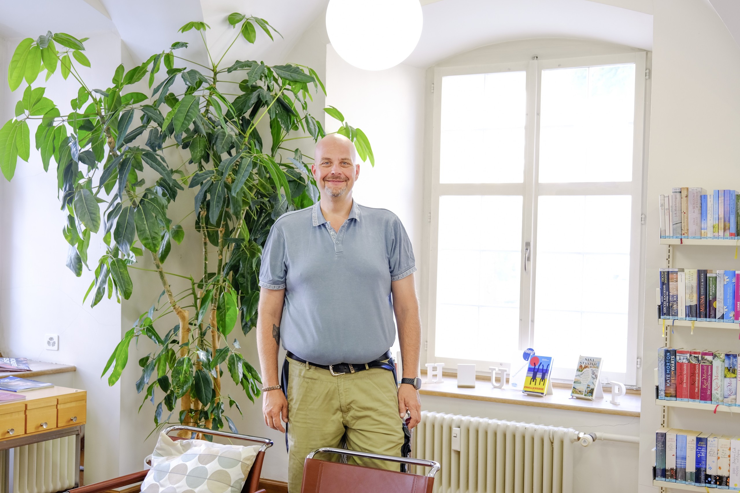 Nicolai Siefert begrüsst Interessierte im Trauercafé in der Stadtbibliothek Arbon. Thematisiert wird nicht nur der Tod eines geliebten Menschen sondern auch Themen wie zum Beispiel der Jobverlust.